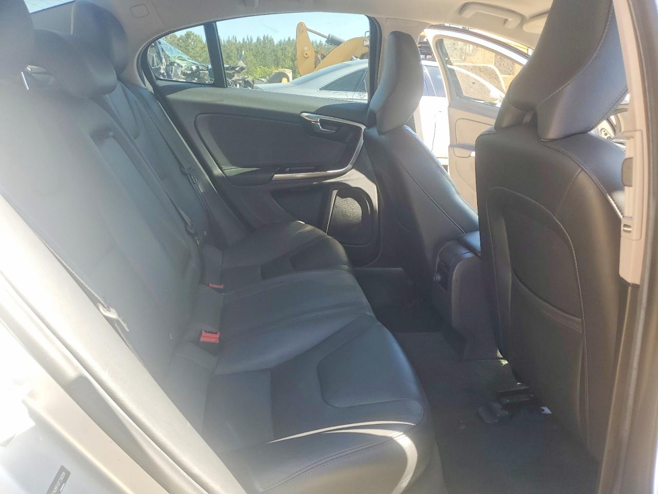 2015 Volvo S60 Premier Серебряный vin: YV140MFKXF2360918