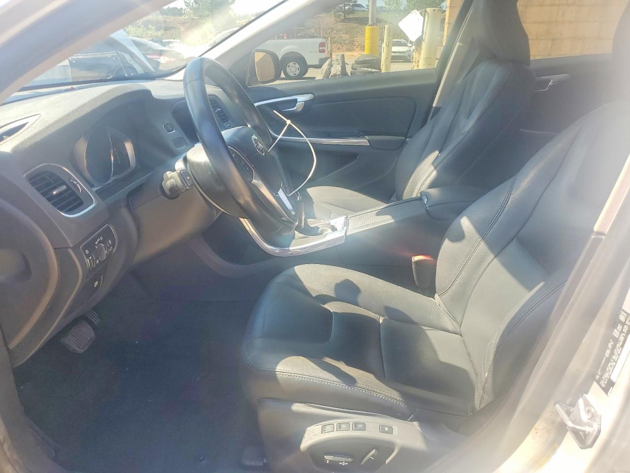 2015 Volvo S60 Premier Серебряный vin: YV140MFKXF2360918