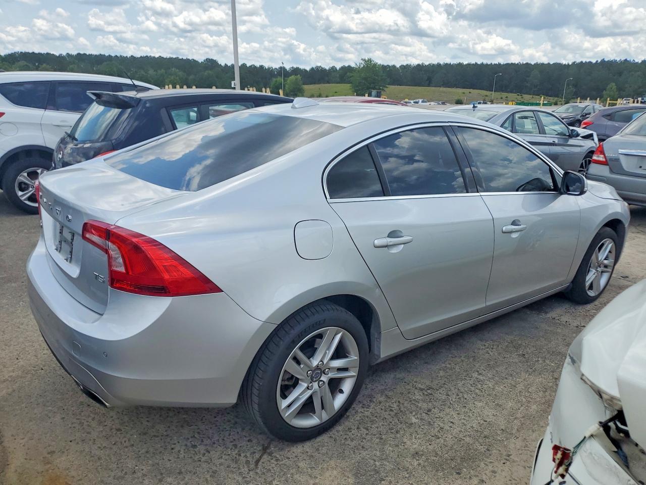 2015 Volvo S60 Premier Серебряный vin: YV140MFKXF2360918