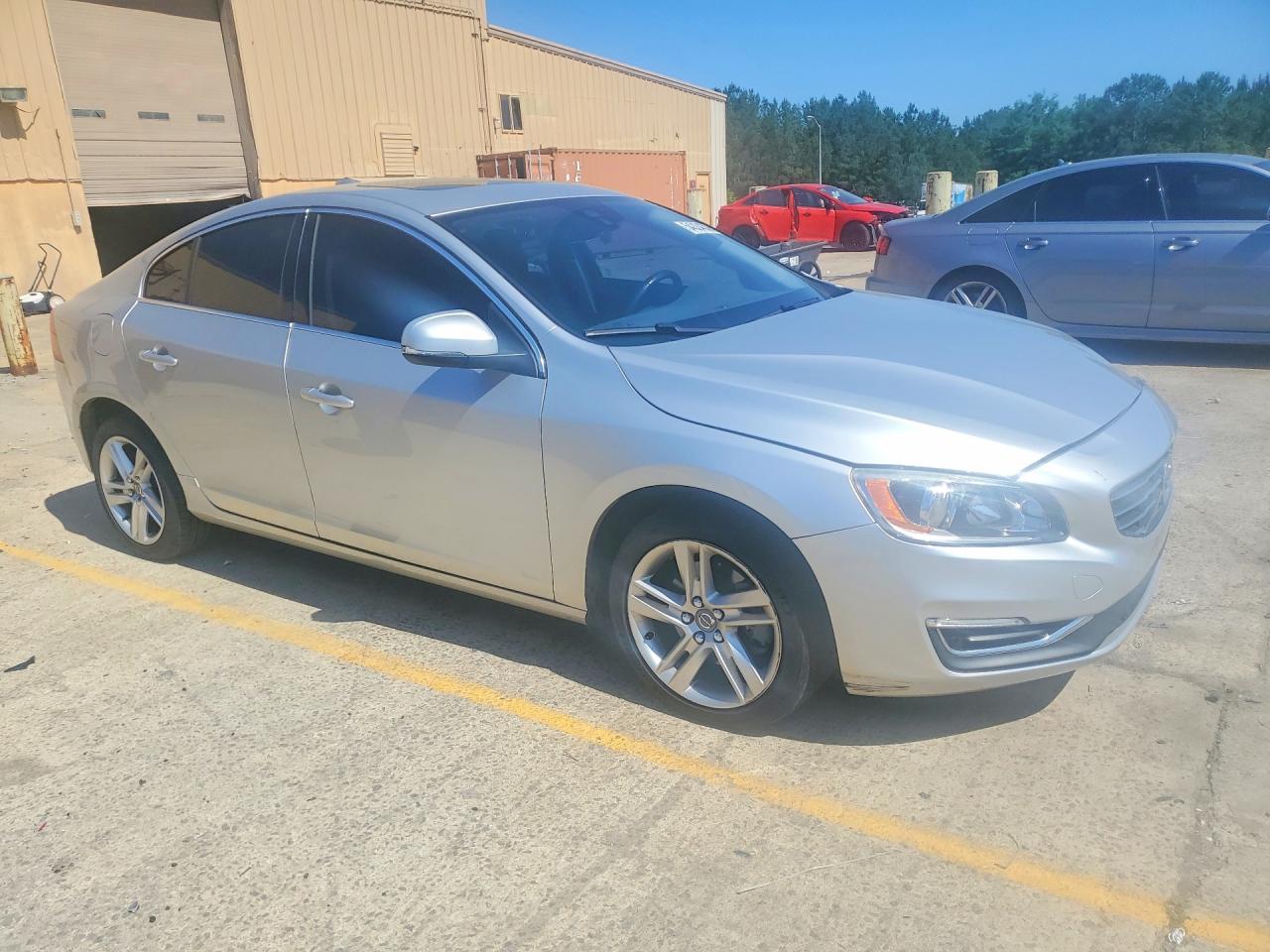 2015 Volvo S60 Premier Серебряный vin: YV140MFKXF2360918