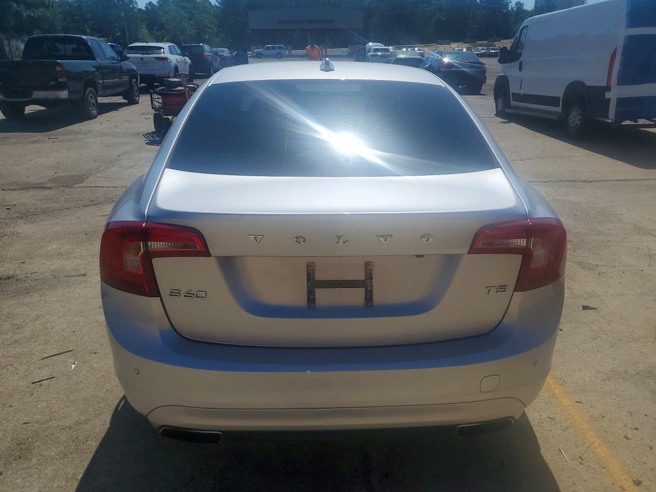 2015 Volvo S60 Premier Серебряный vin: YV140MFKXF2360918