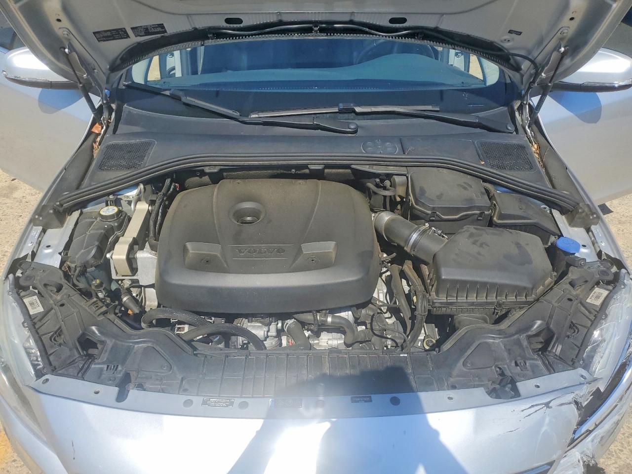 2015 Volvo S60 Premier Серебряный vin: YV140MFKXF2360918
