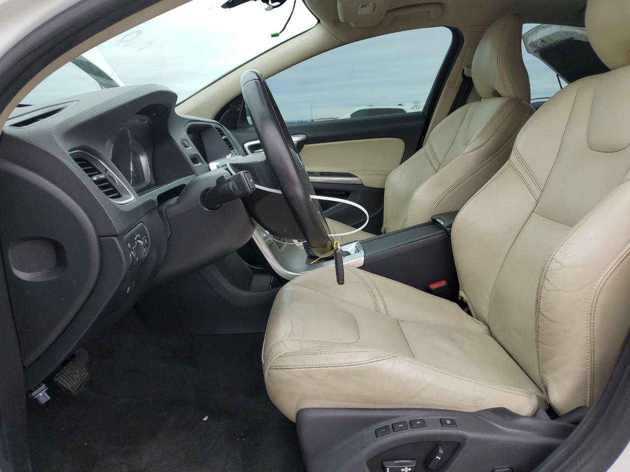 2017 Volvo S60 Dynamic Белый vin: YV140MTL8H2431839