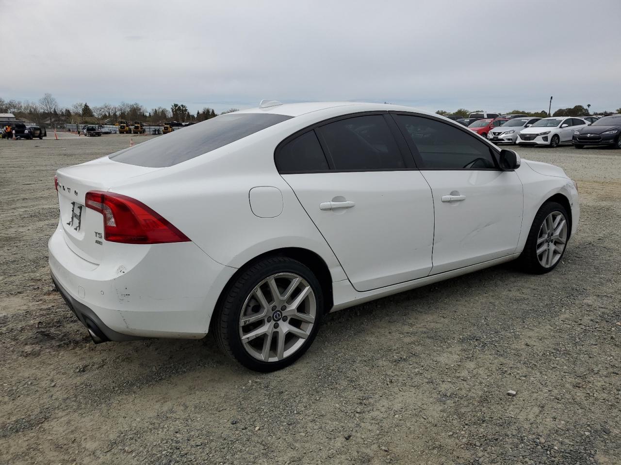 2017 Volvo S60 Dynamic Белый vin: YV140MTL8H2431839