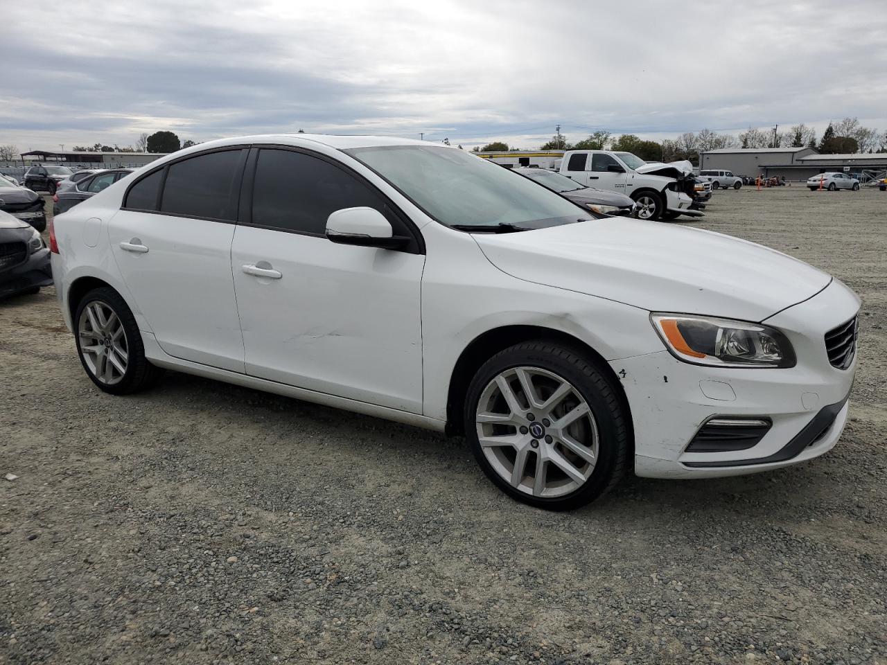 2017 Volvo S60 Dynamic Белый vin: YV140MTL8H2431839
