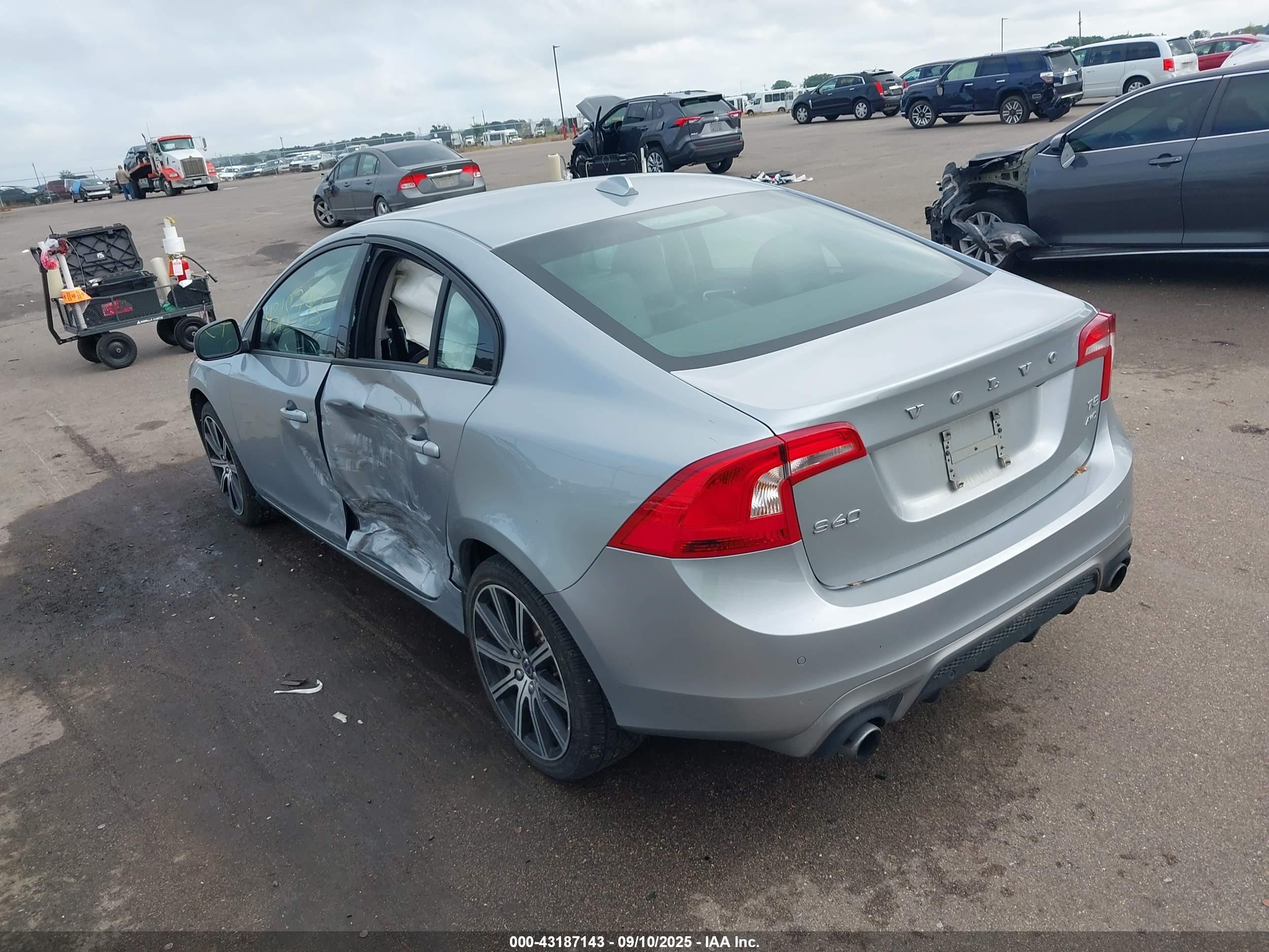 2017 Volvo S60 T5 Dynamic Silver vin: YV140MTLXH2435391