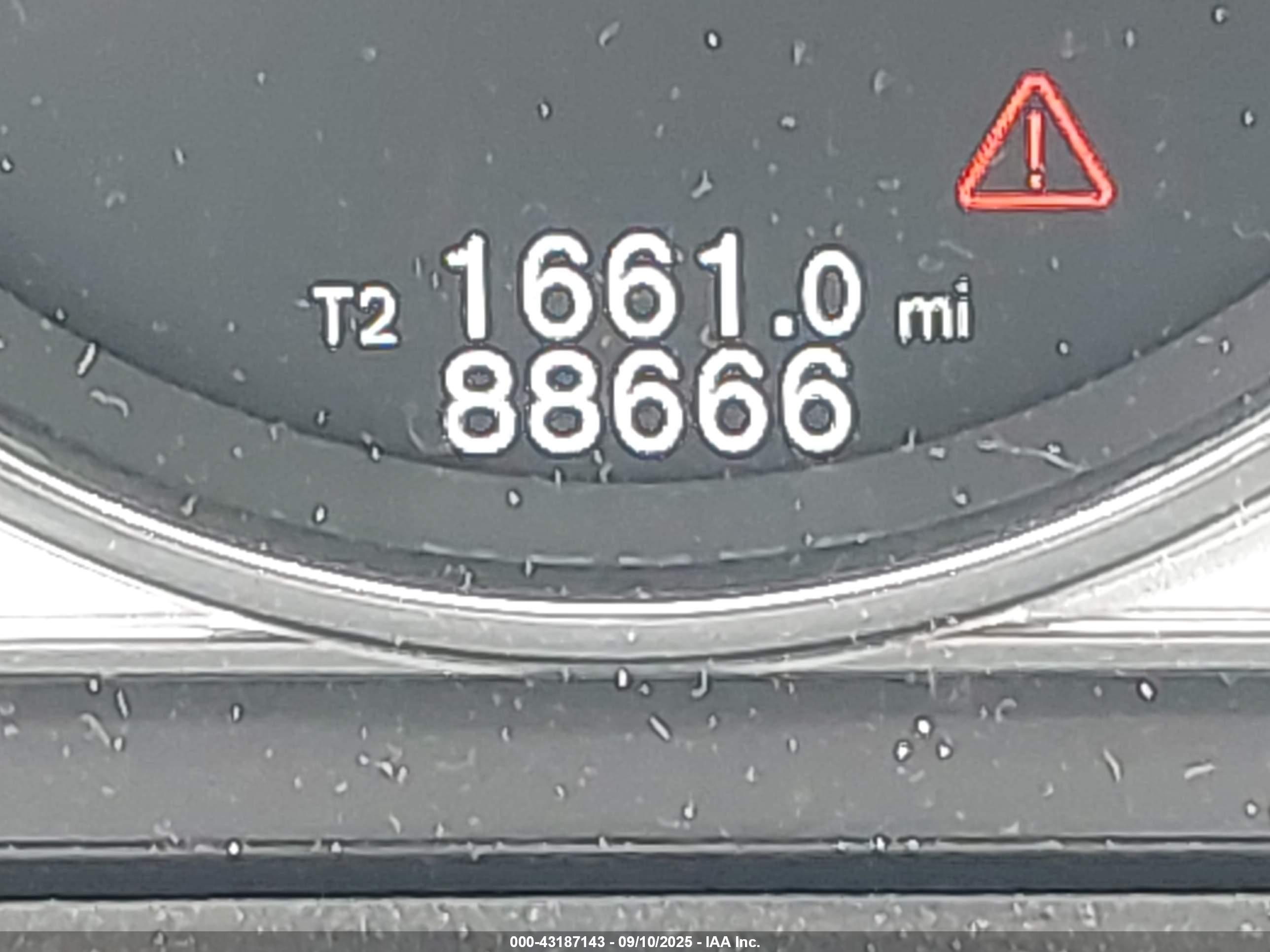2017 Volvo S60 T5 Dynamic Silver vin: YV140MTLXH2435391