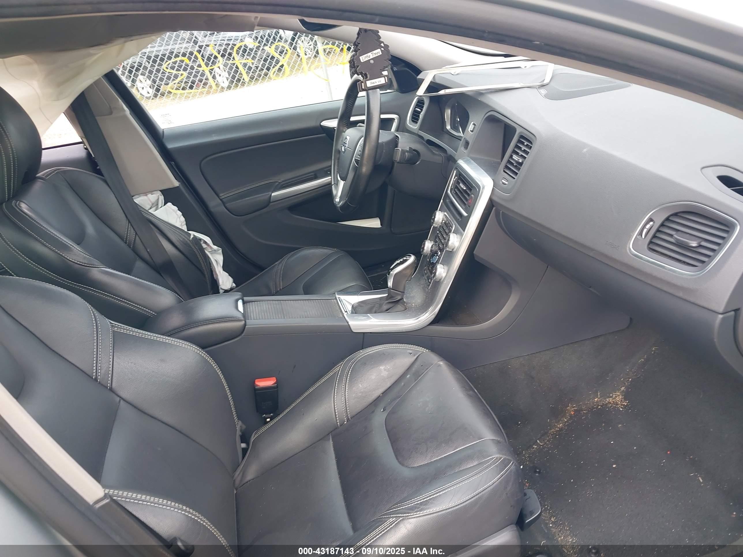 2017 Volvo S60 T5 Dynamic Silver vin: YV140MTLXH2435391