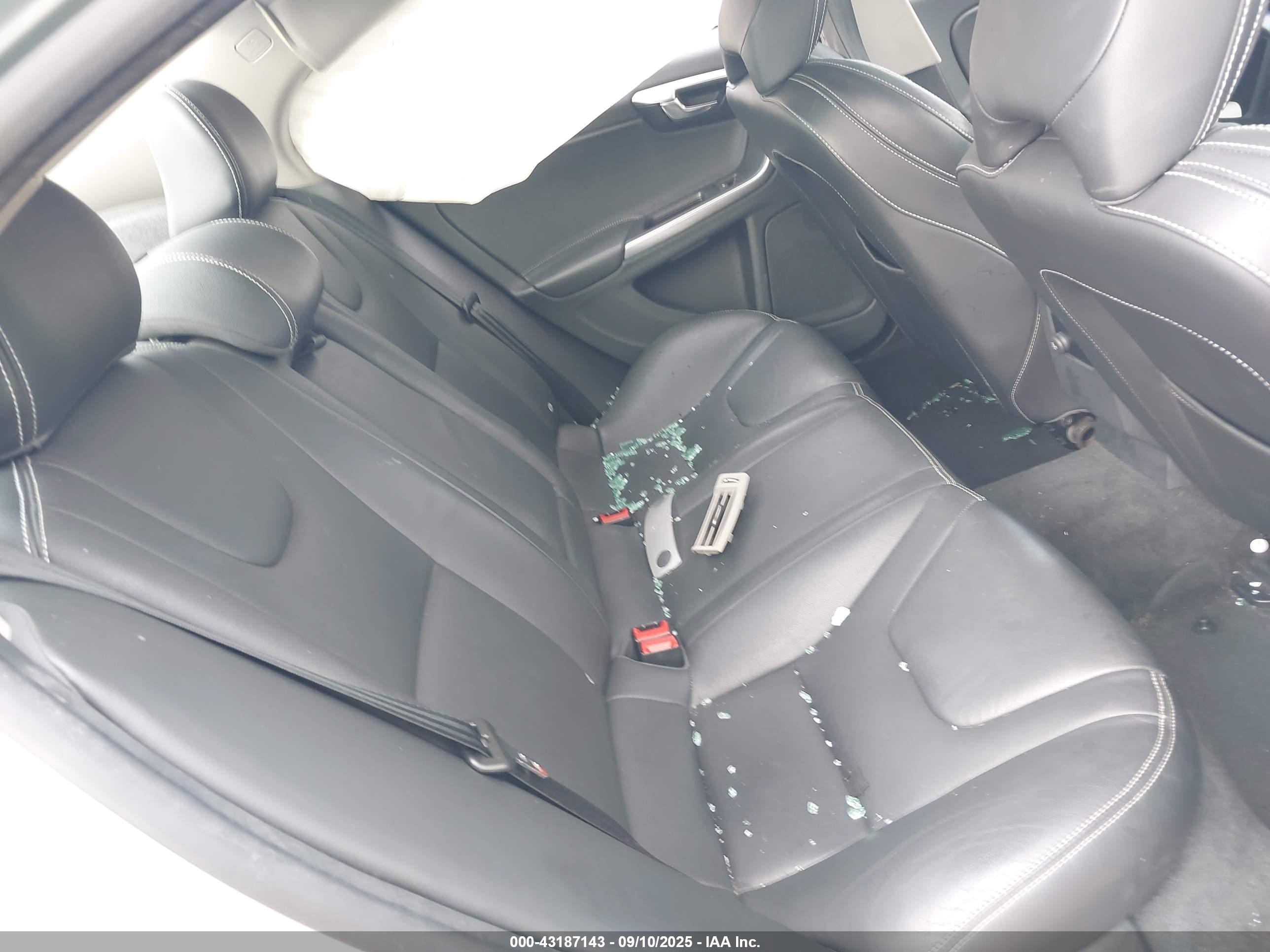 2017 Volvo S60 T5 Dynamic Silver vin: YV140MTLXH2435391