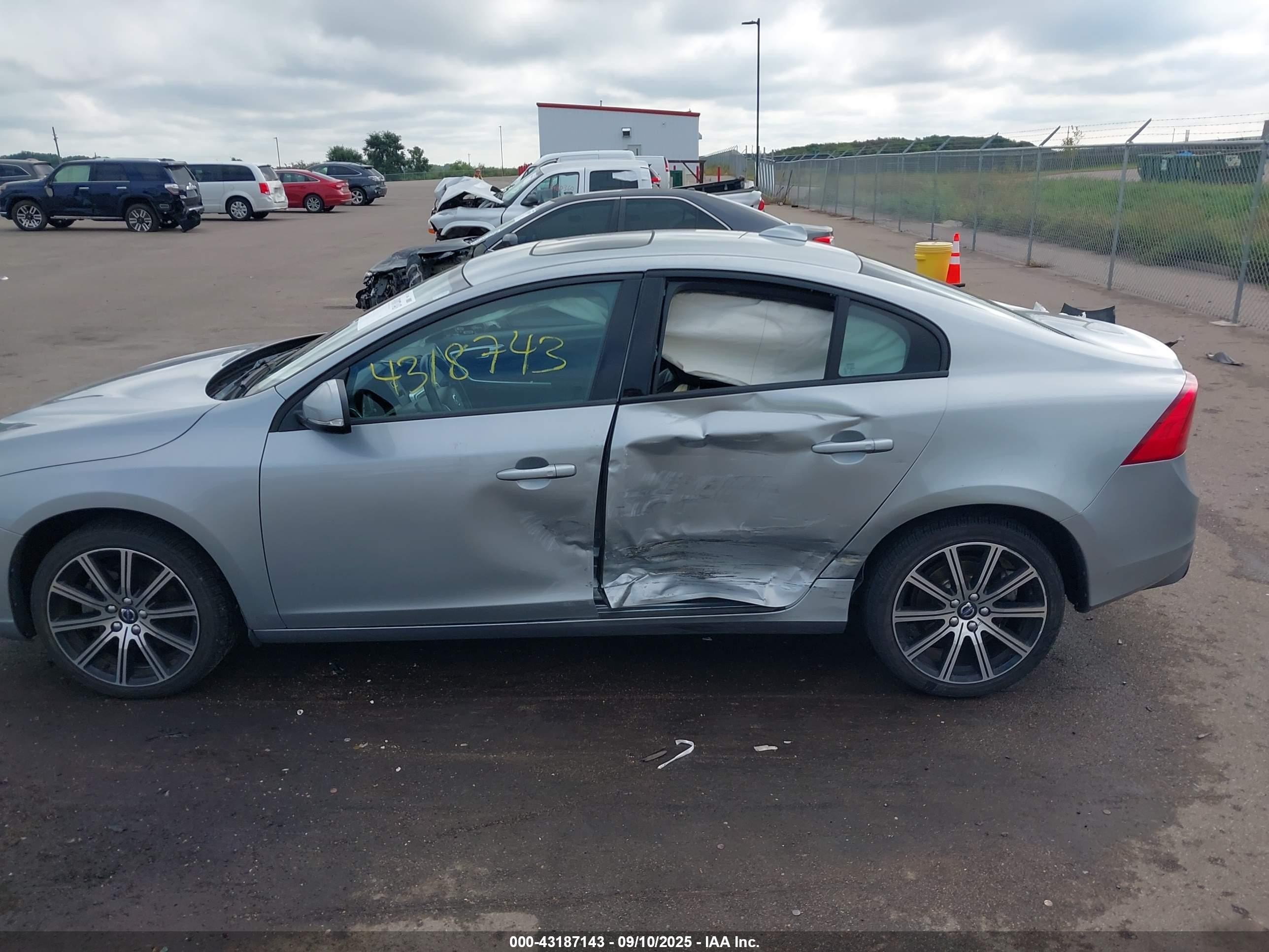 2017 Volvo S60 T5 Dynamic Silver vin: YV140MTLXH2435391