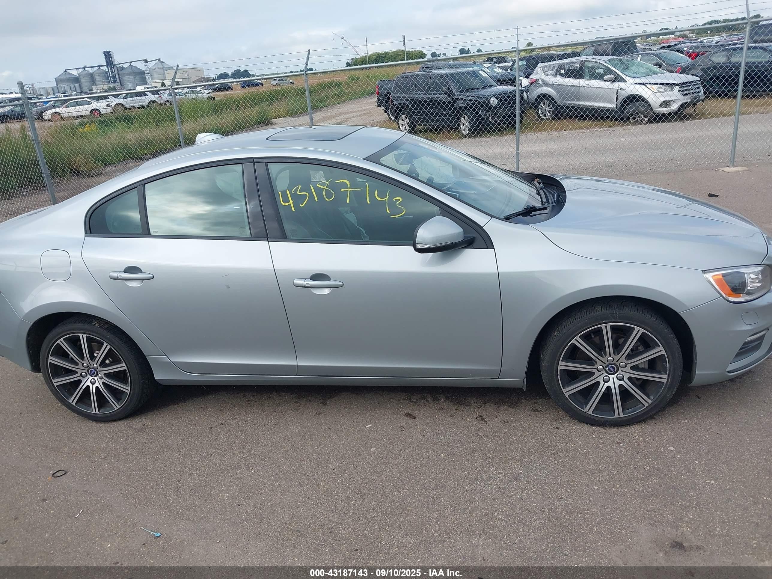 2017 Volvo S60 T5 Dynamic Silver vin: YV140MTLXH2435391