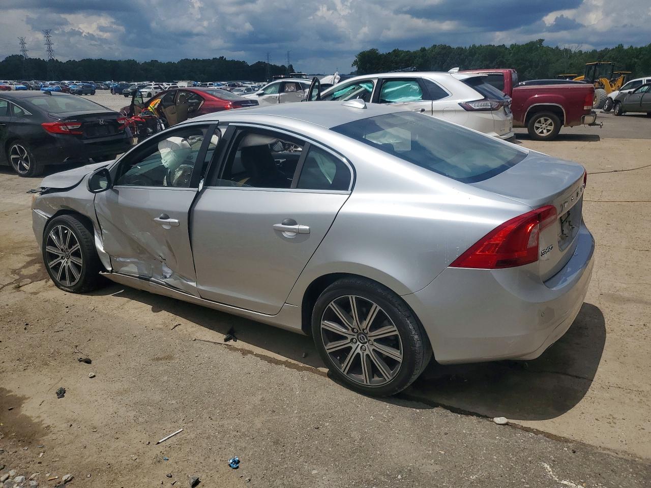 2015 Volvo S60 Premier Silver vin: YV149MFK7F1340217