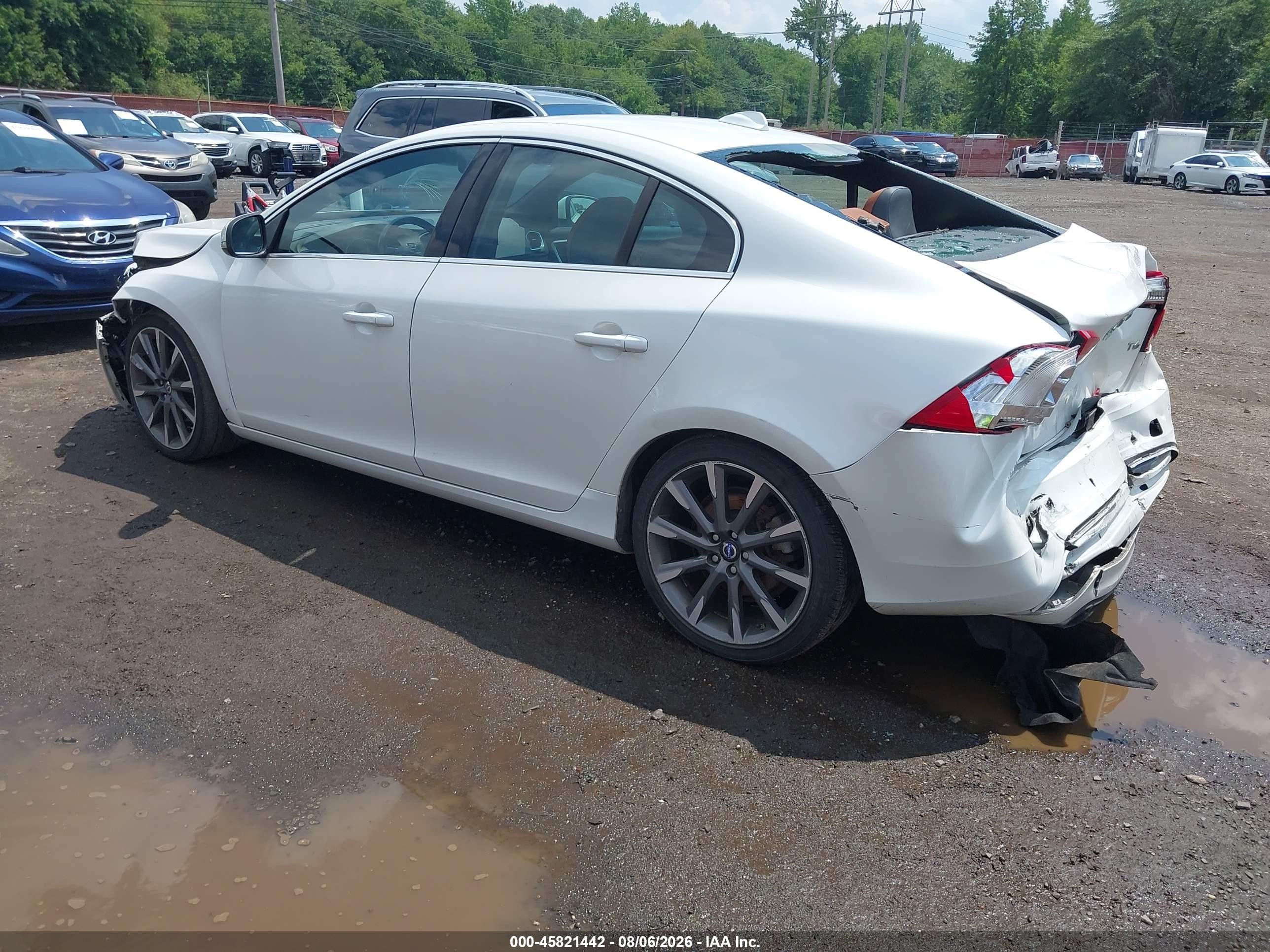 2015 Volvo S60 T6 Platinum White vin: YV149MFM0F2335114