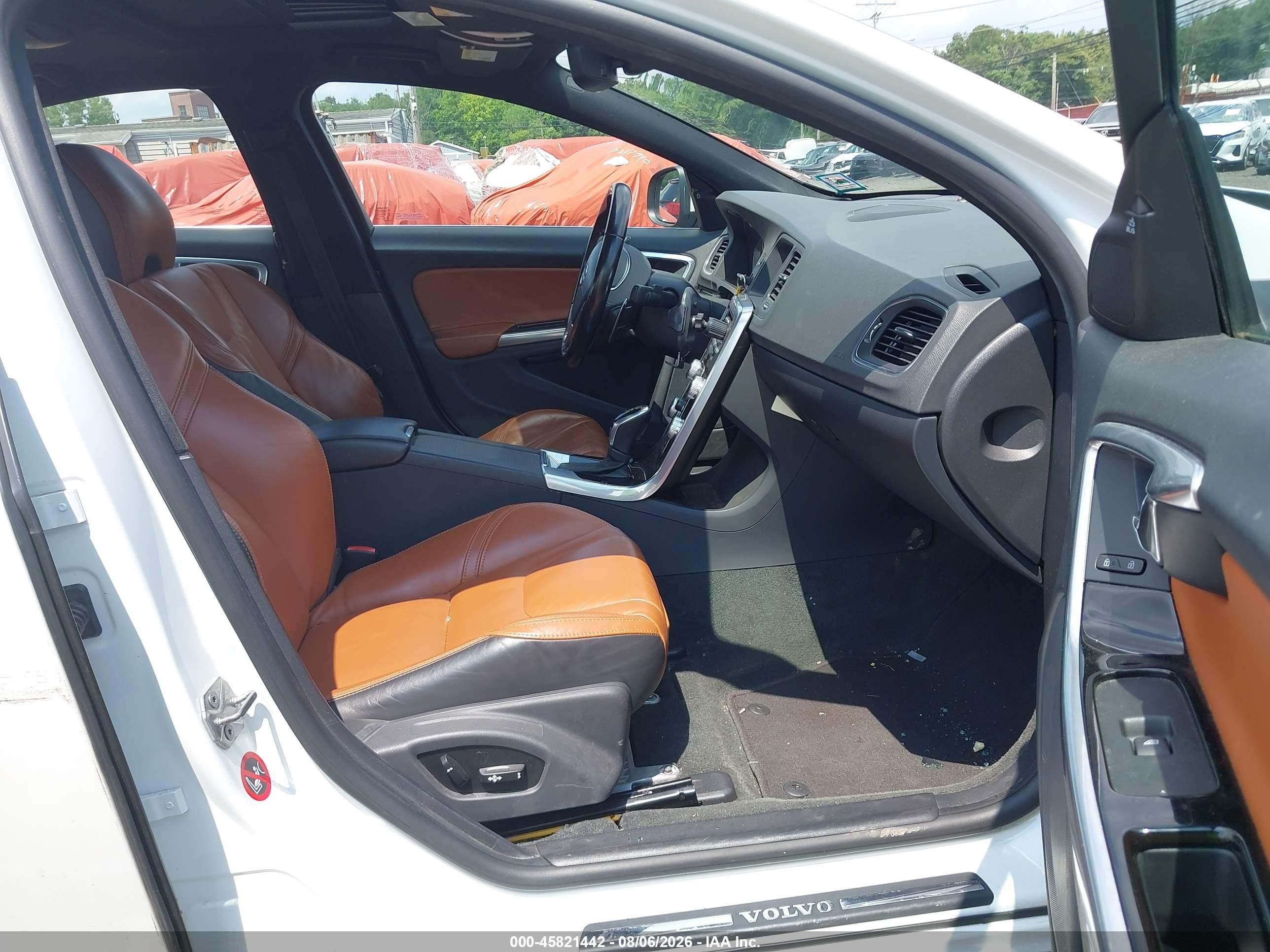 2015 Volvo S60 T6 Platinum White vin: YV149MFM0F2335114