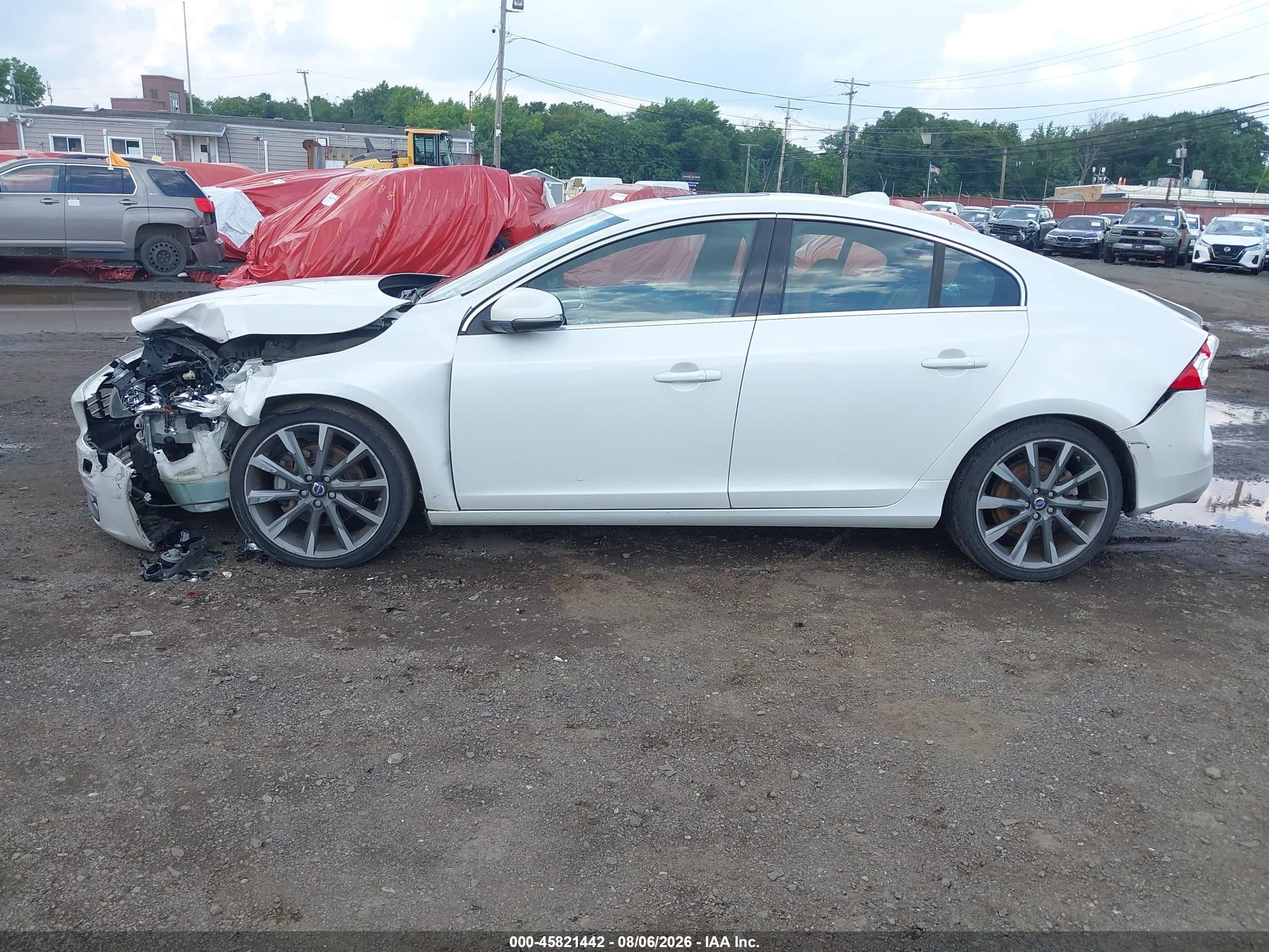 2015 Volvo S60 T6 Platinum White vin: YV149MFM0F2335114