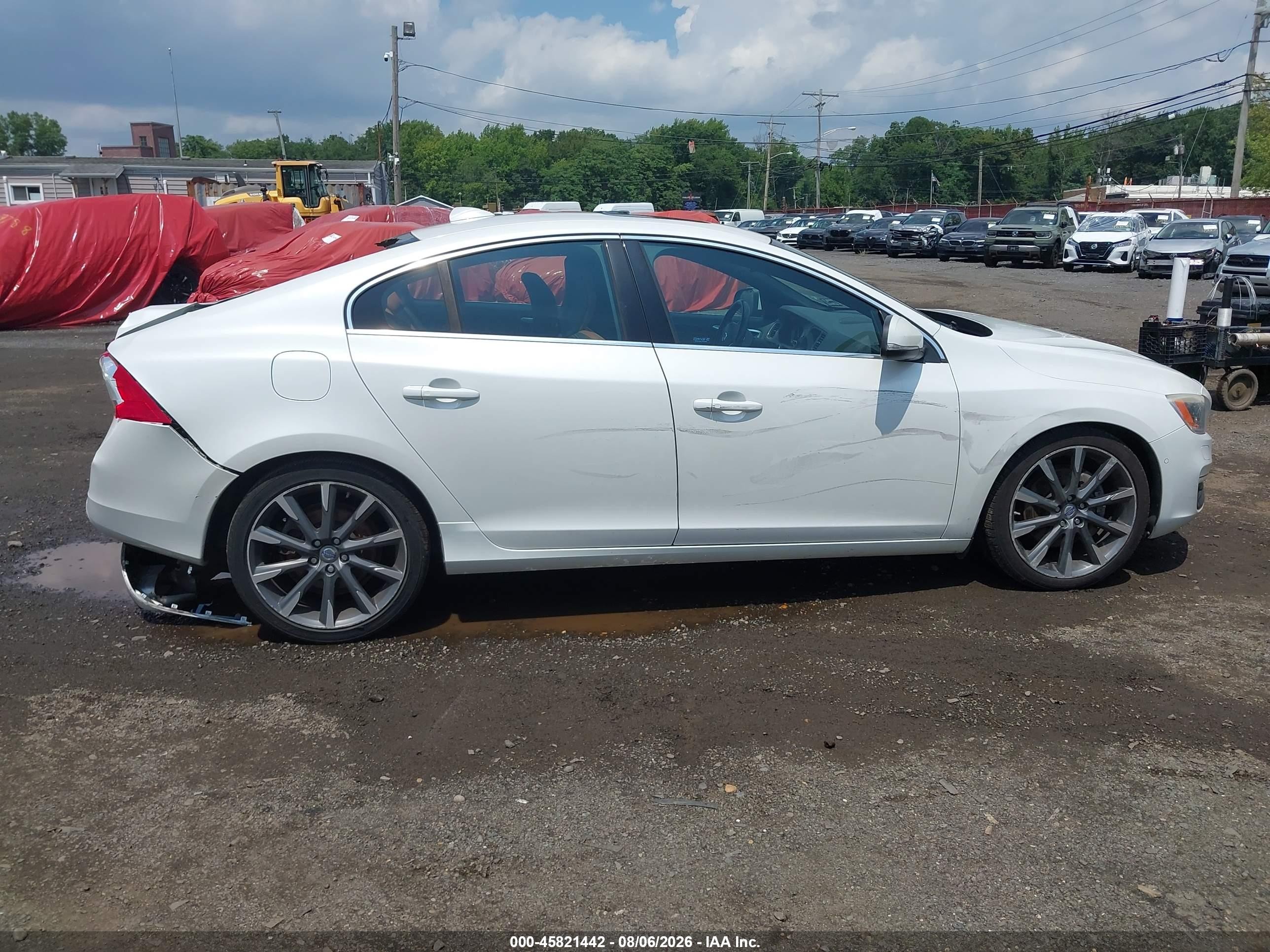 2015 Volvo S60 T6 Platinum White vin: YV149MFM0F2335114