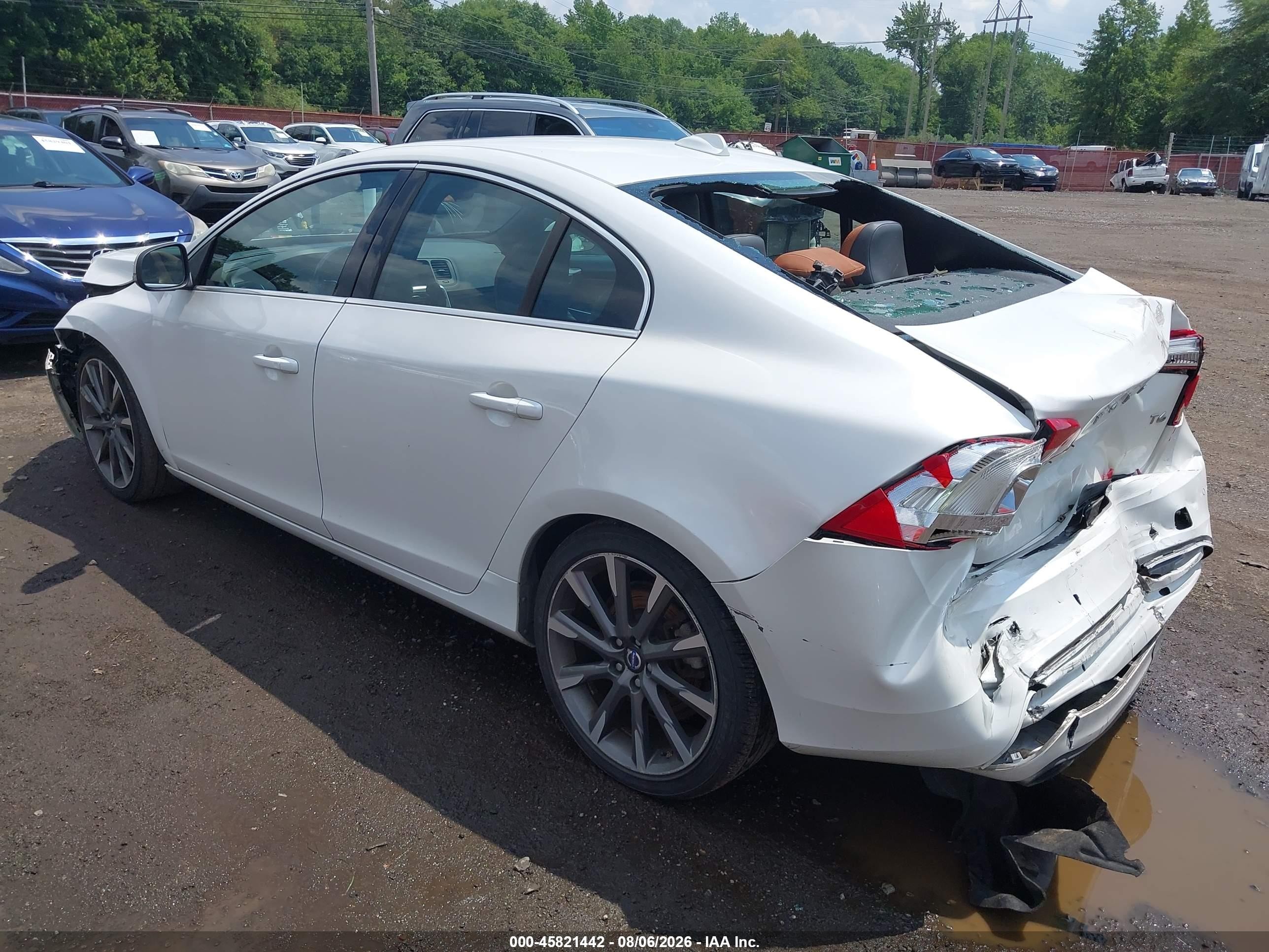 2015 Volvo S60 T6 Platinum White vin: YV149MFM0F2335114