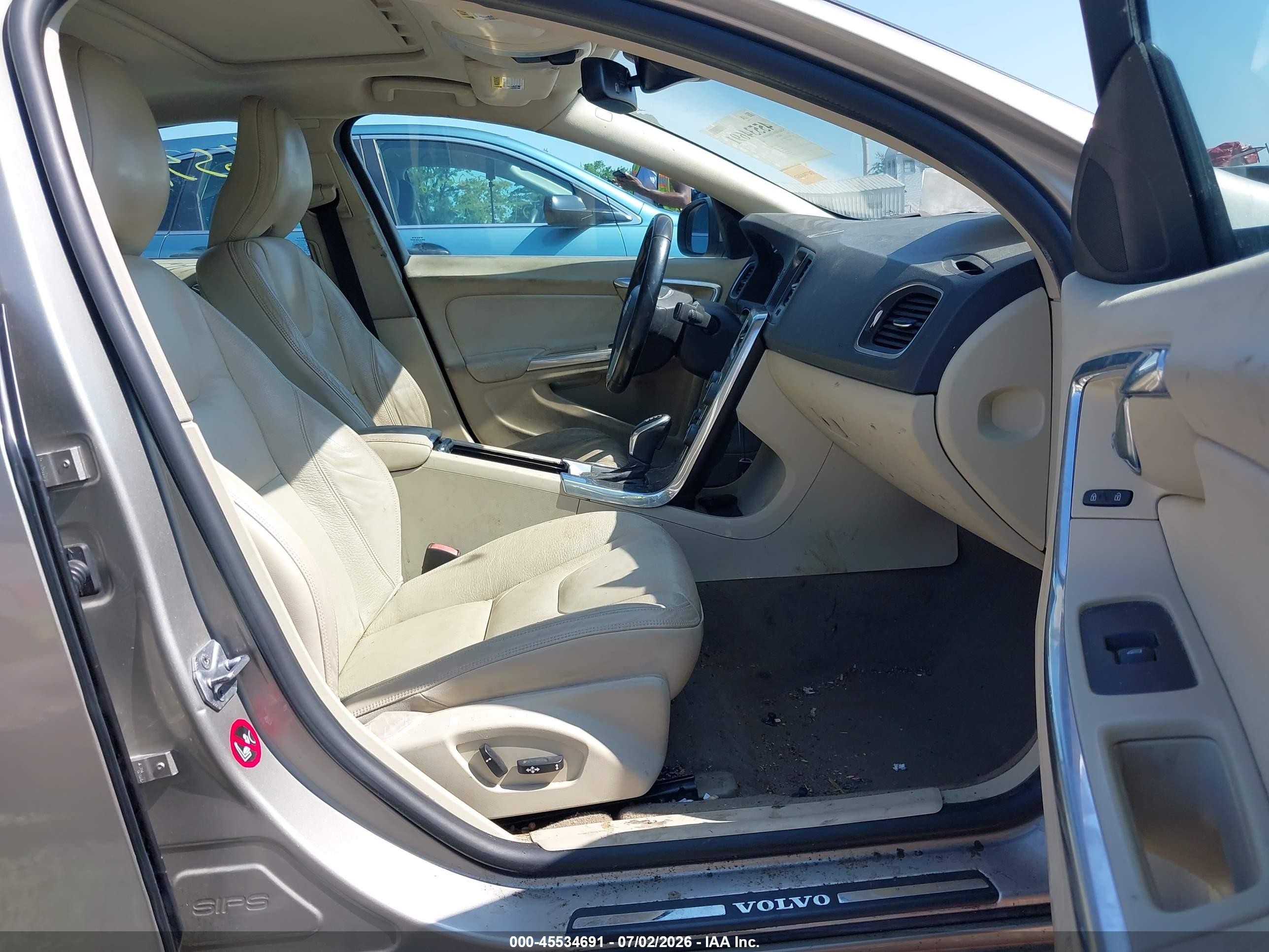2014 Volvo S60 T5 Champagne vin: YV1612FH7E2273832