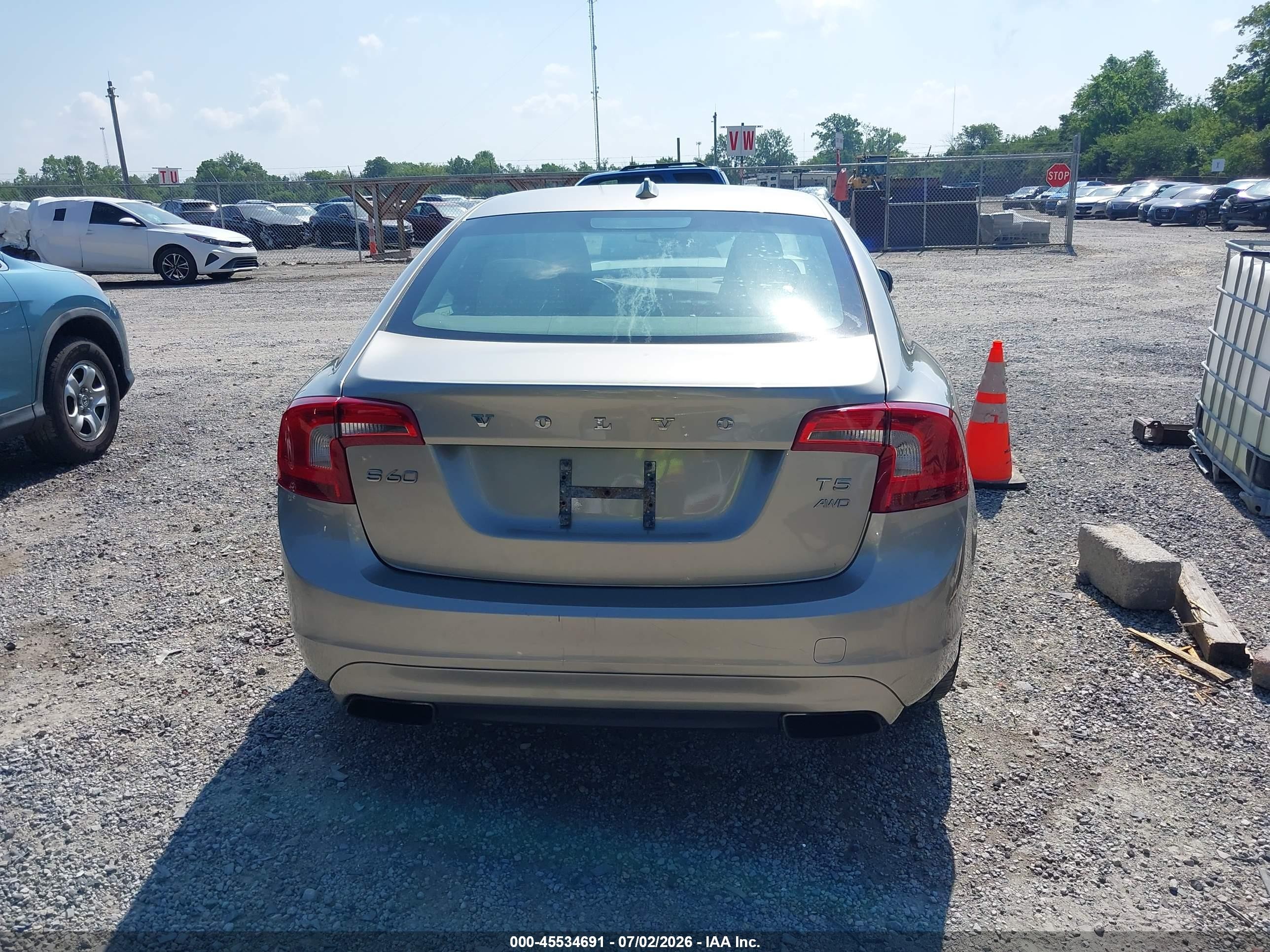 2014 Volvo S60 T5 Champagne vin: YV1612FH7E2273832