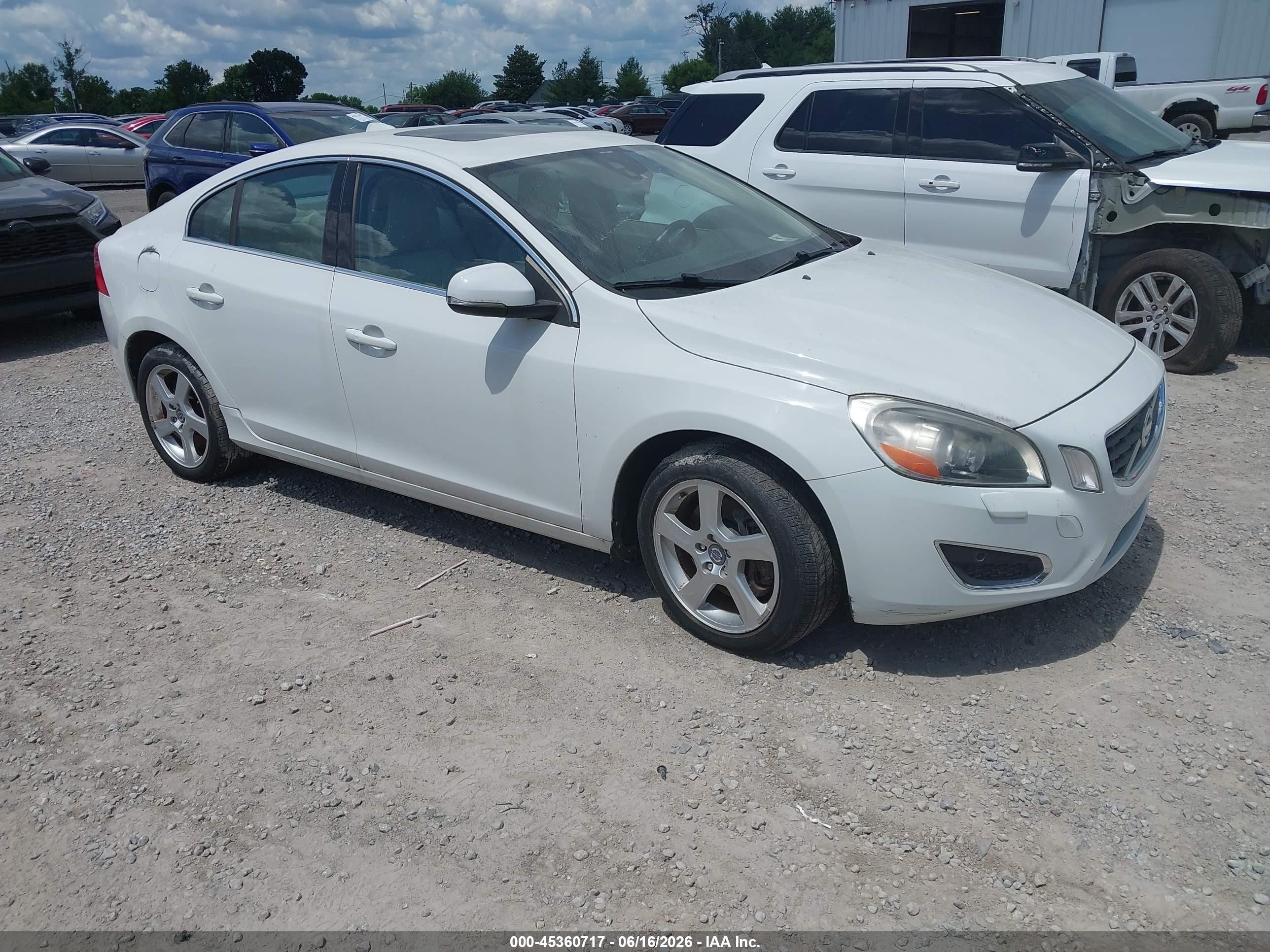 2013 Volvo S60 T5/t5 Platinum/t5 Premier/t5 Premier Plus White vin: YV1612FH9D2183404