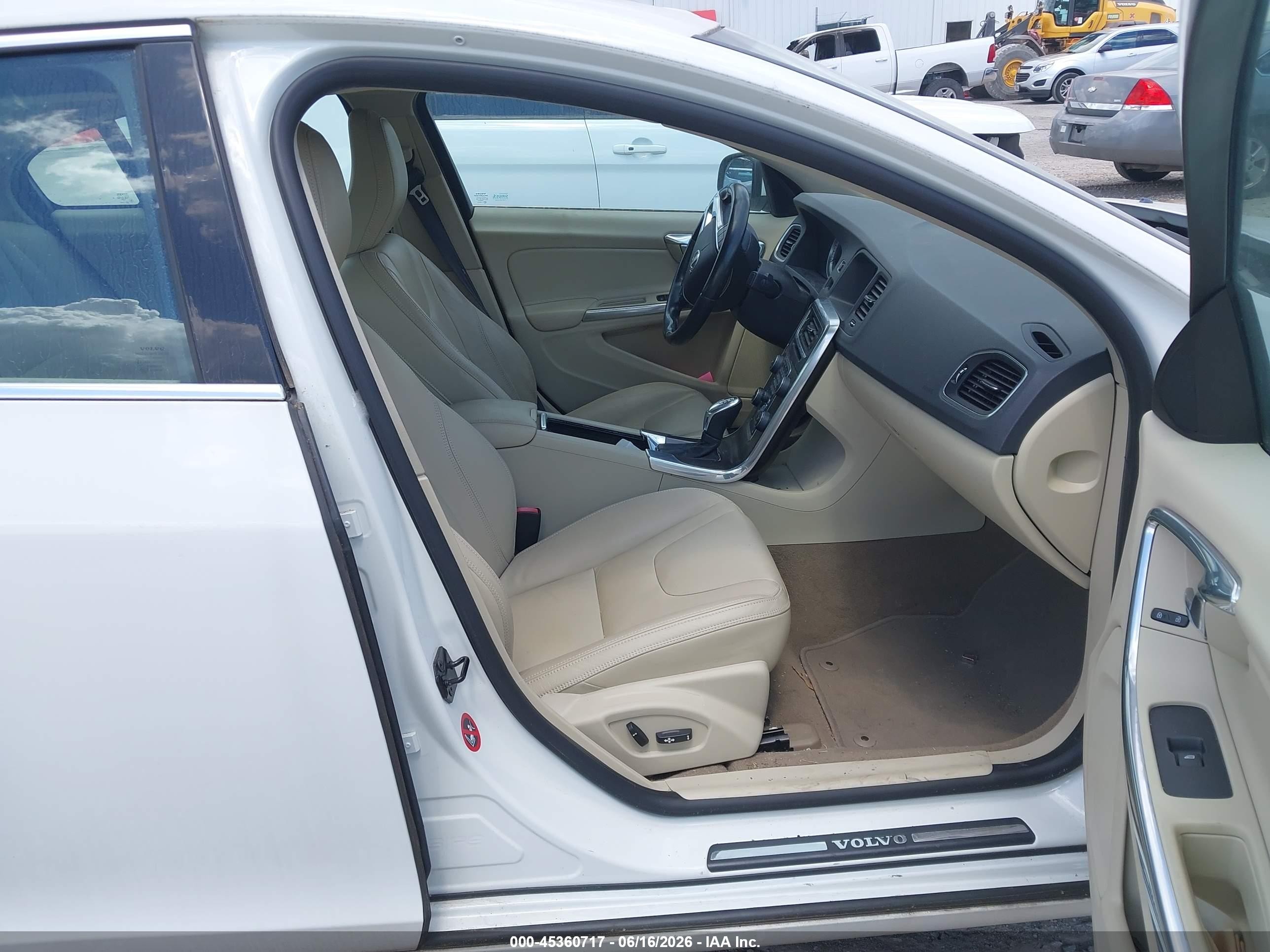 2013 Volvo S60 T5/t5 Platinum/t5 Premier/t5 Premier Plus White vin: YV1612FH9D2183404