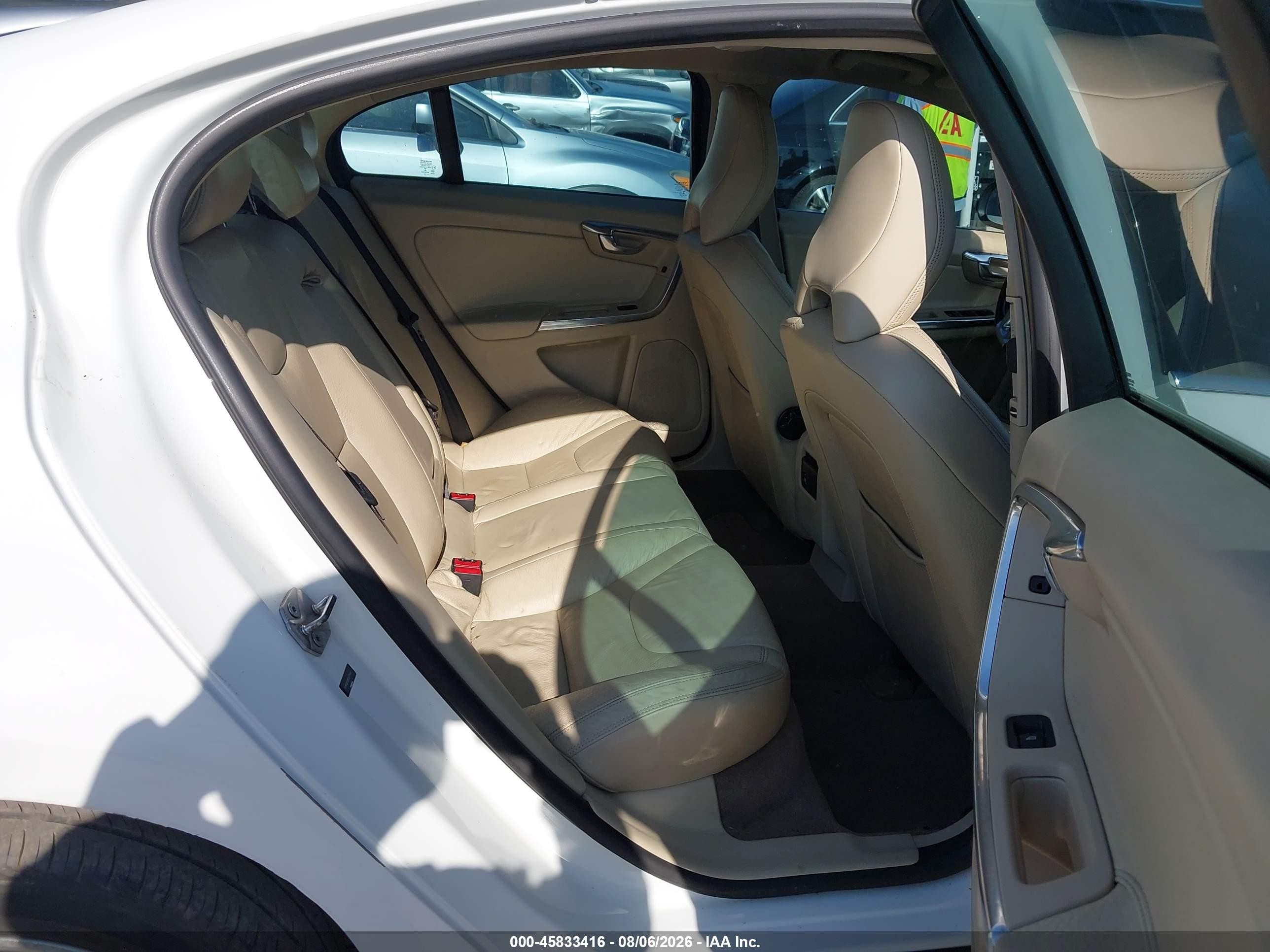 2014 Volvo S60 T5 Белый vin: YV1612FS0E2277443