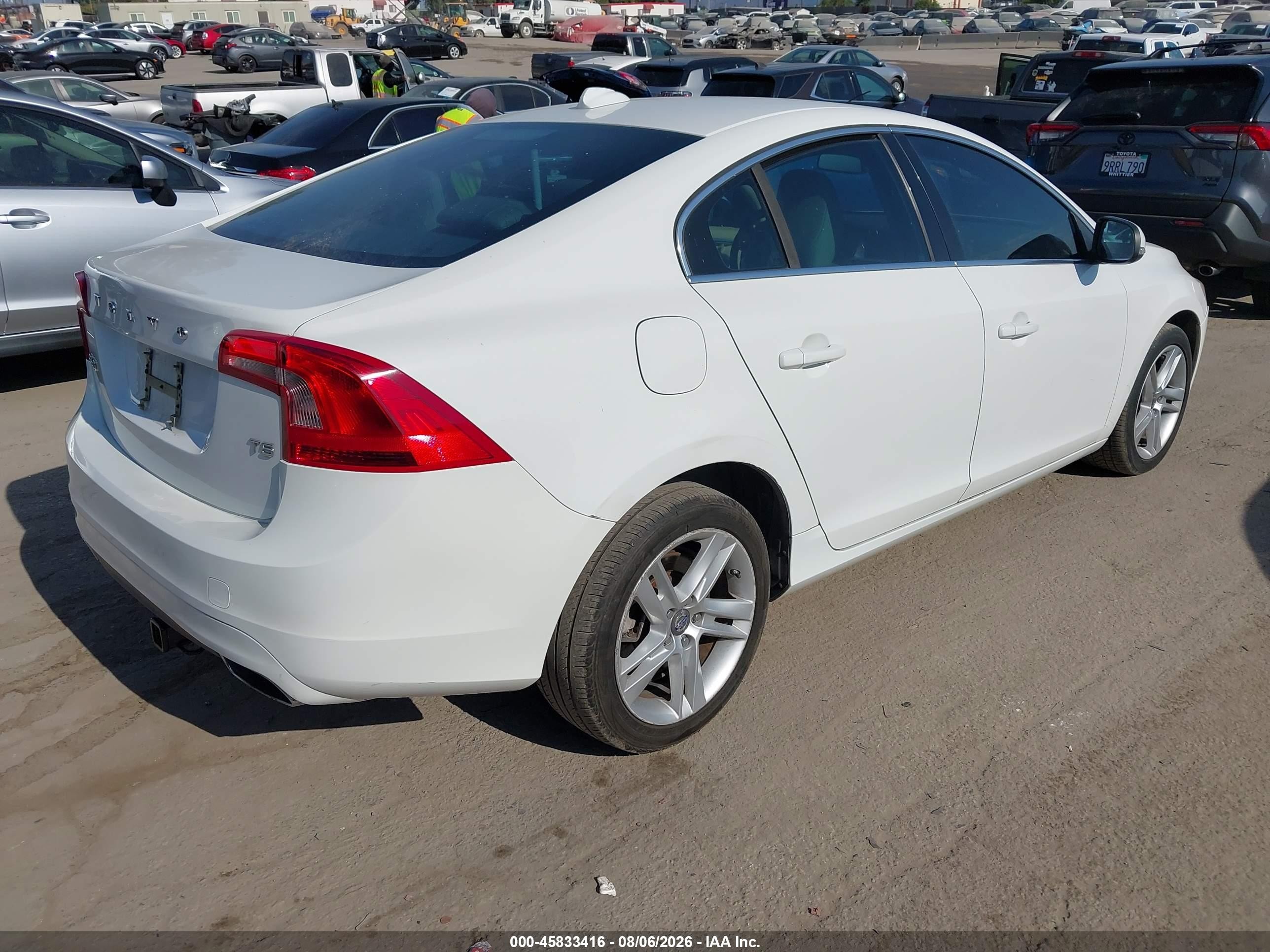 2014 Volvo S60 T5 Белый vin: YV1612FS0E2277443
