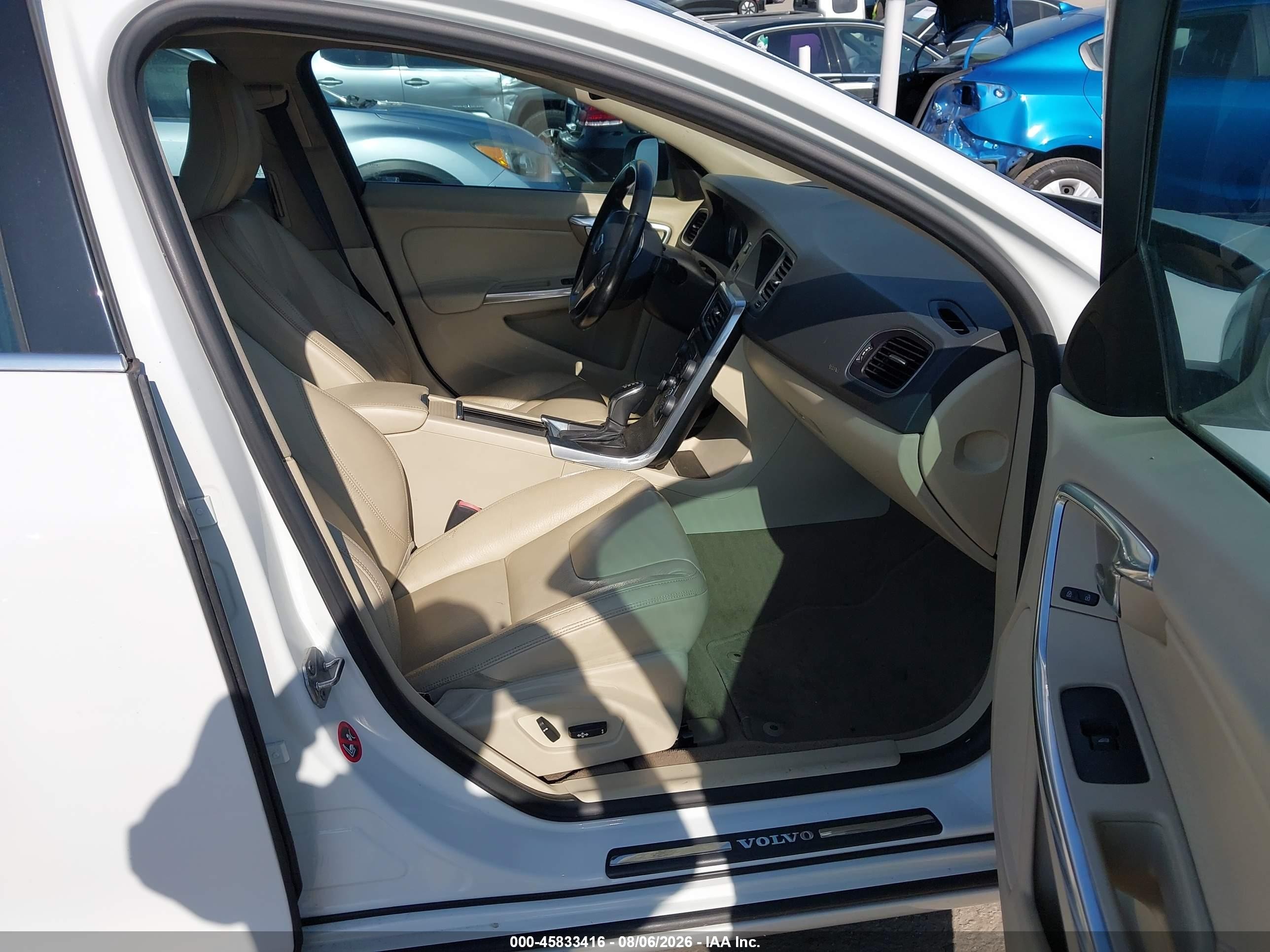 2014 Volvo S60 T5 Белый vin: YV1612FS0E2277443