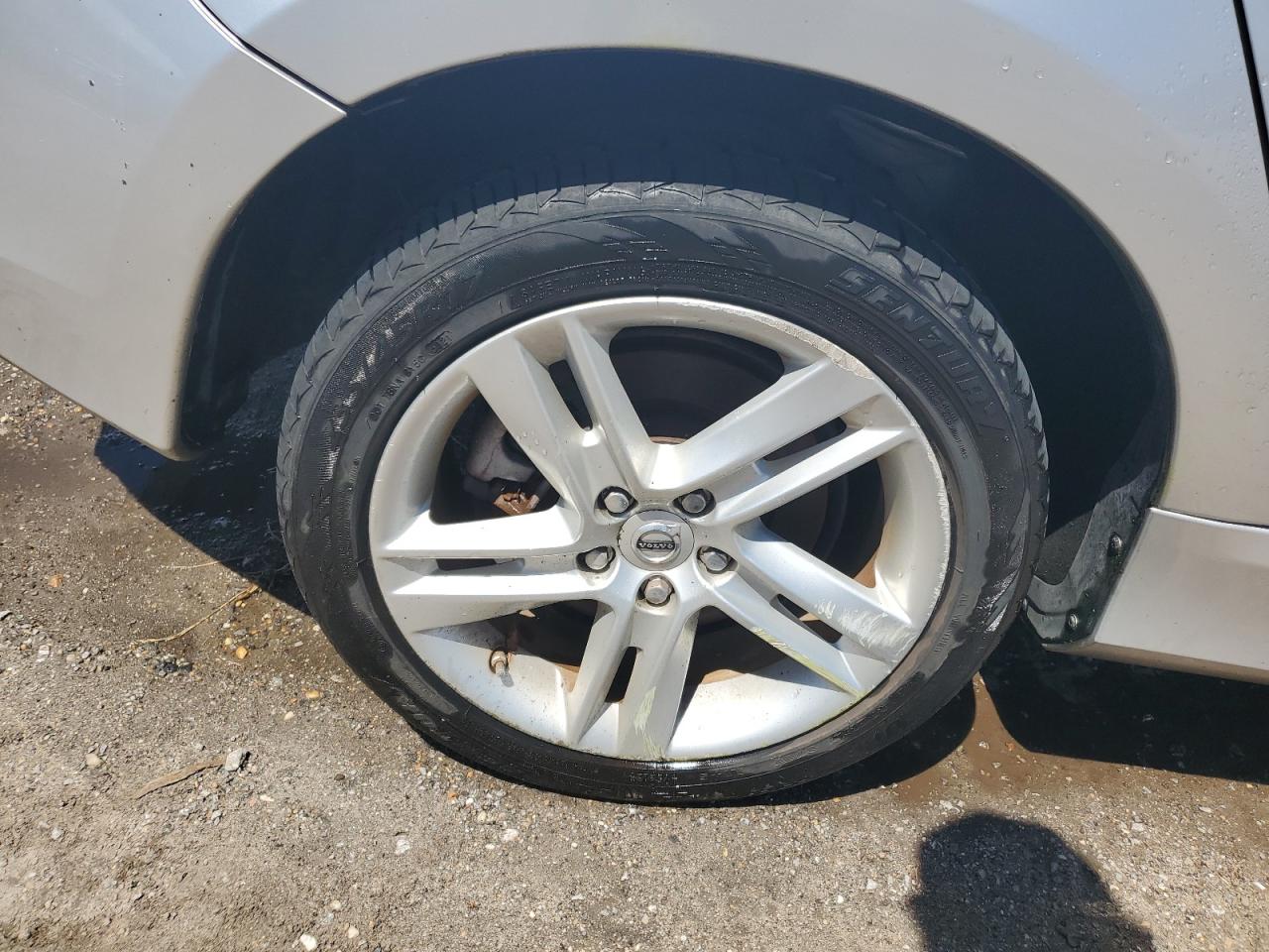 2014 Volvo S60 T5 Silver vin: YV1612FS2E1289955 Damage: Right Rear Wheel, Curb Rash, > 12 Inches