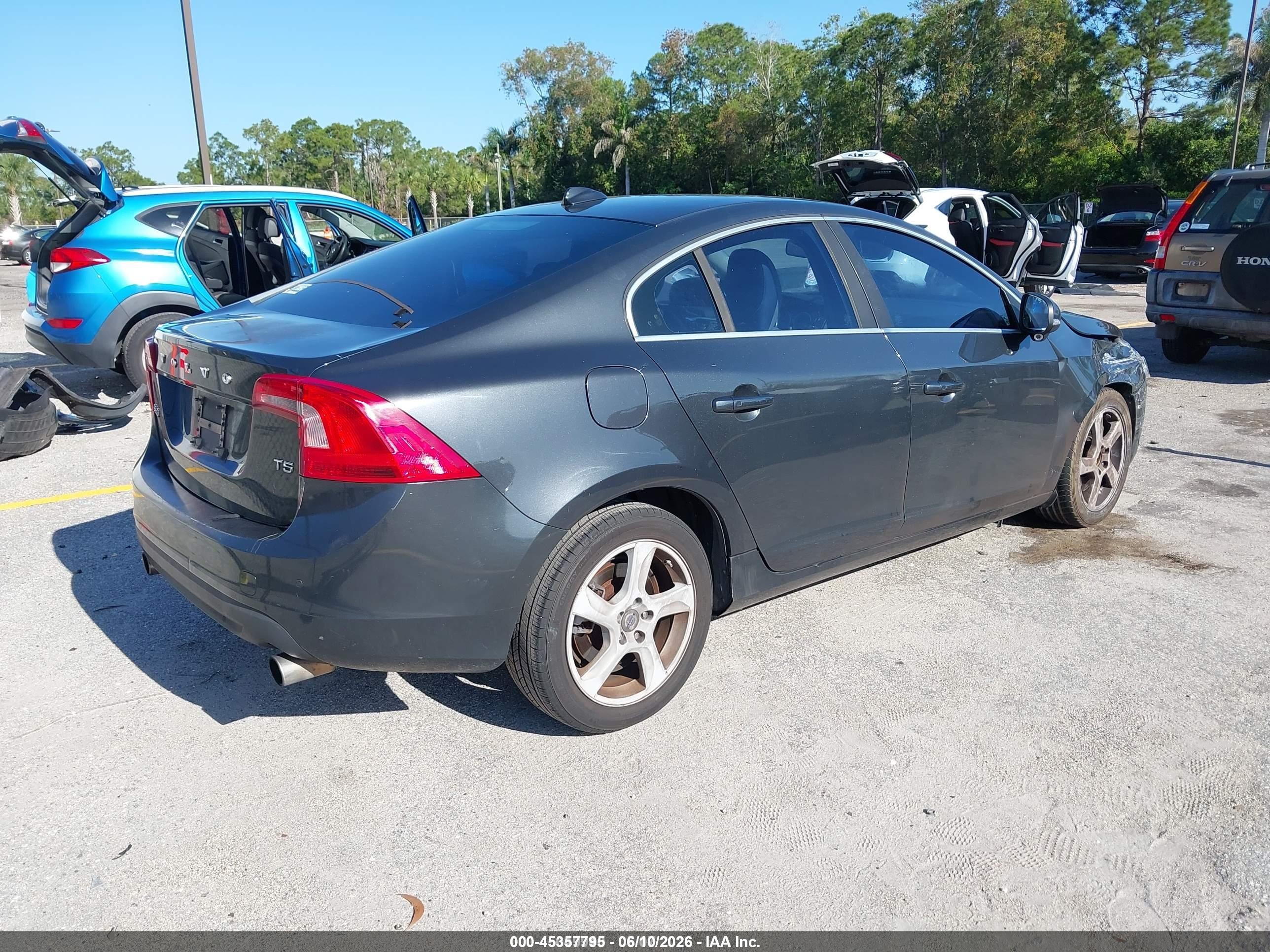 2013 Volvo S60 T5/t5 Platinum/t5 Premier/t5 Premier Plus Gray vin: YV1612FS4D2186139