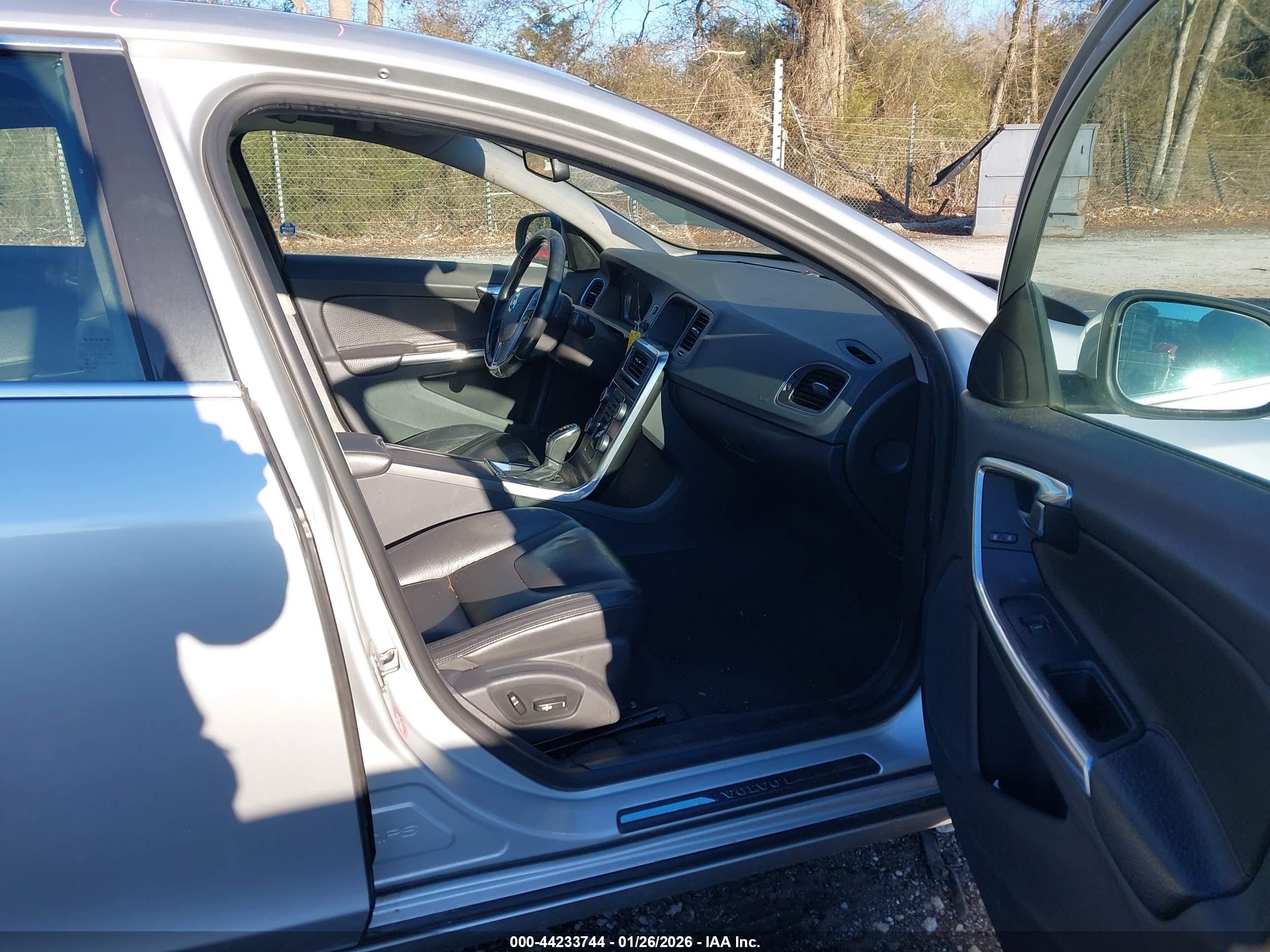2014 Volvo S60 T5 Silver vin: YV1612FS5E2271735