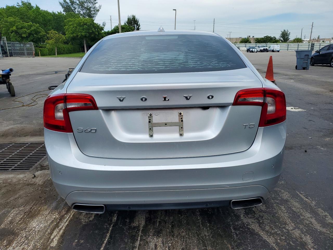 2014 Volvo S60 T5 Silver vin: YV1612FS7E2290478
