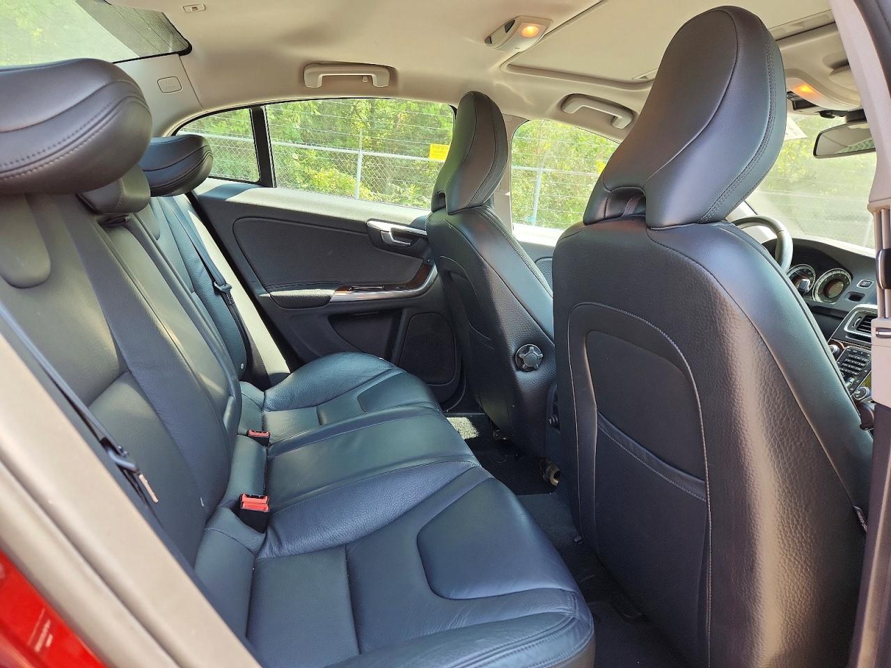 2013 Volvo S60 Red vin: YV1612FSXD2210878