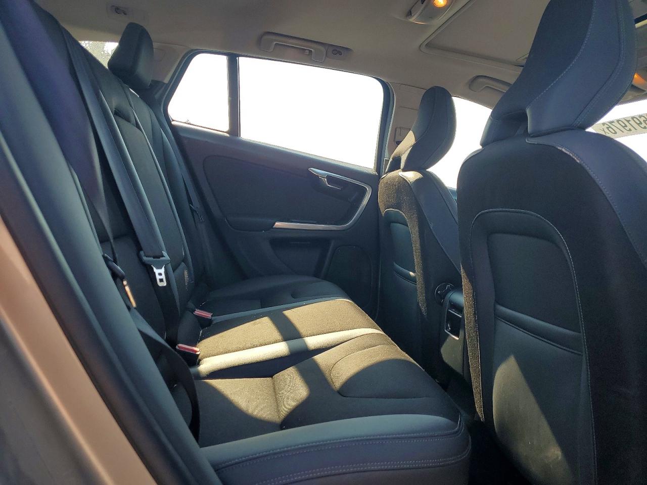 2015 Volvo V60 Серебряный vin: YV1612SA8F1202302