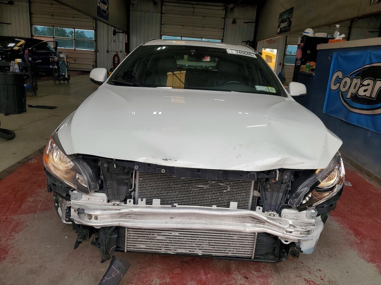 2015 Volvo V60 Premier White vin: YV1612SB1F1210749