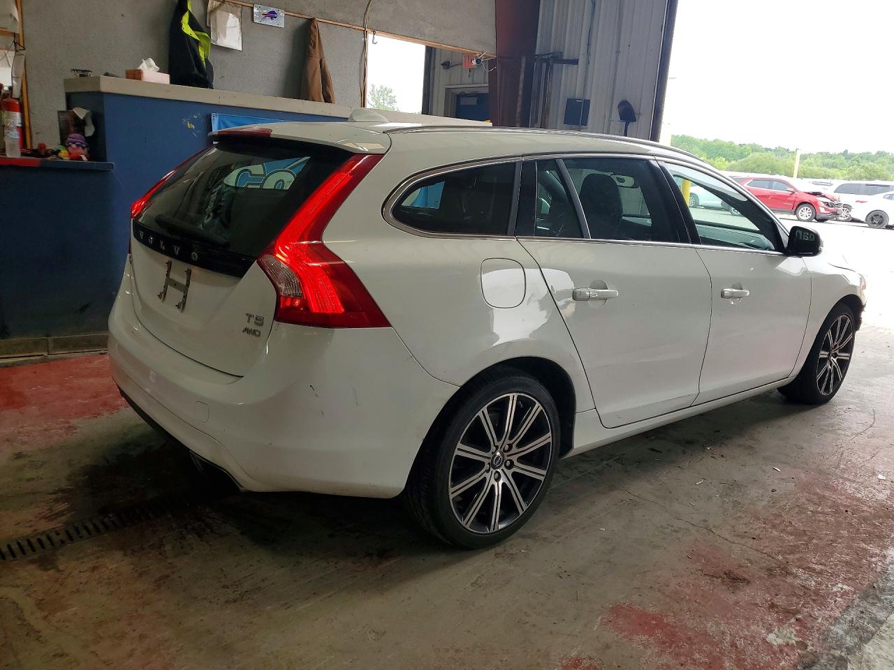 2015 Volvo V60 Premier White vin: YV1612SB1F1210749