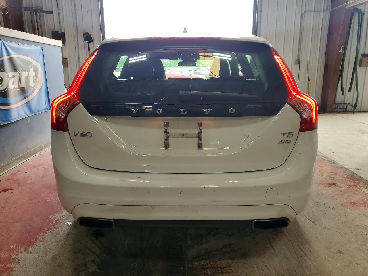 2015 Volvo V60 Premier White vin: YV1612SB1F1210749