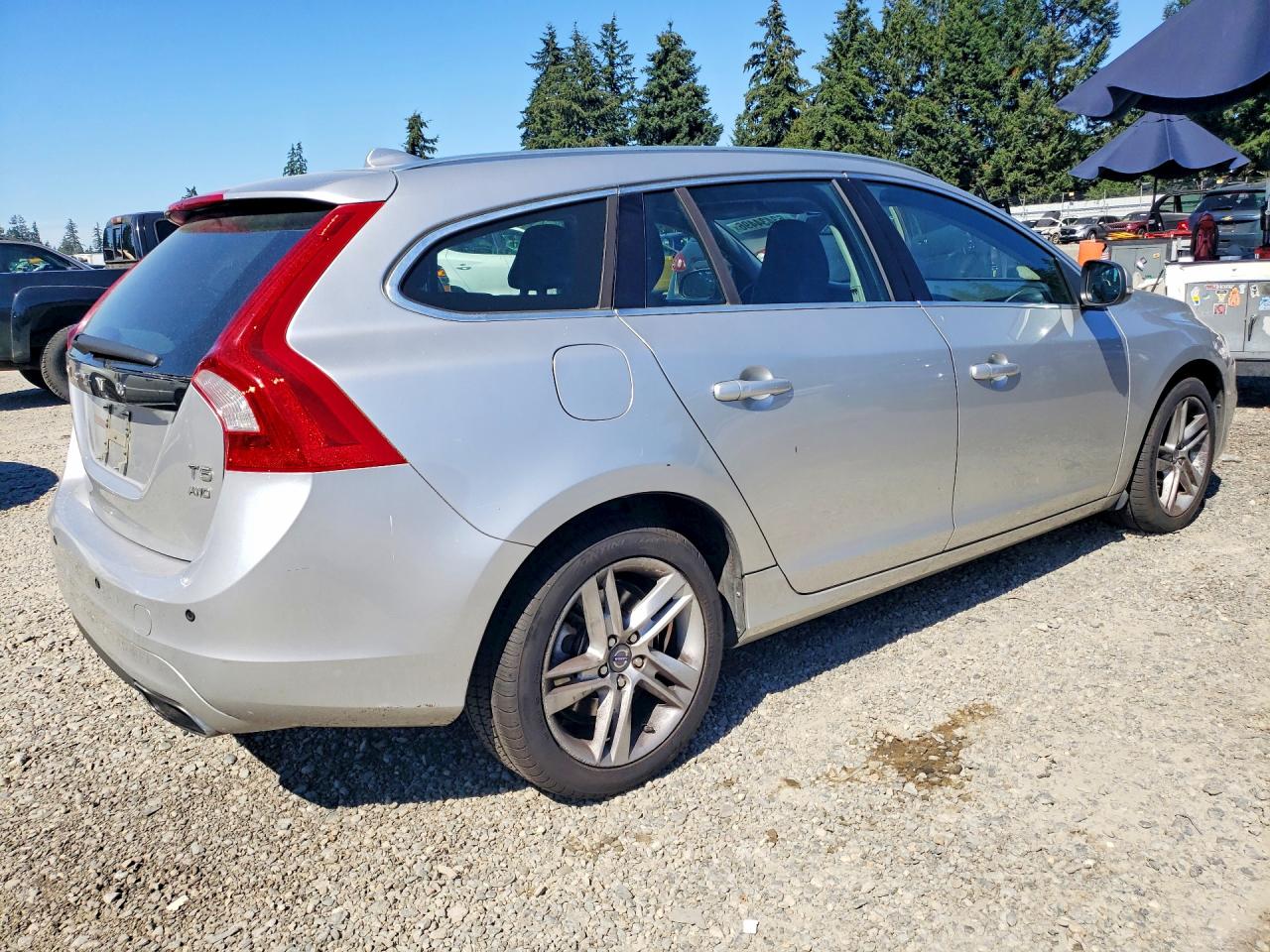 2015 Volvo V60 Premier Silver vin: YV1612SB9F1186314