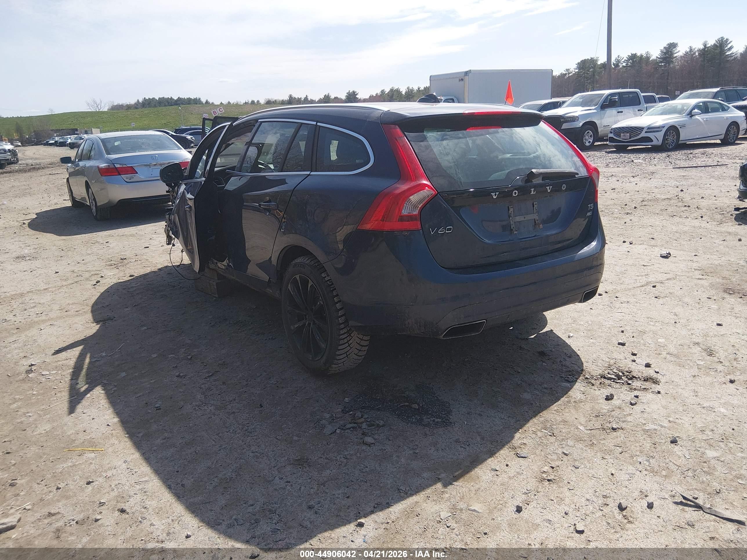 2015 Volvo V60 T5 Premier Blue vin: YV1612SK2F1233778