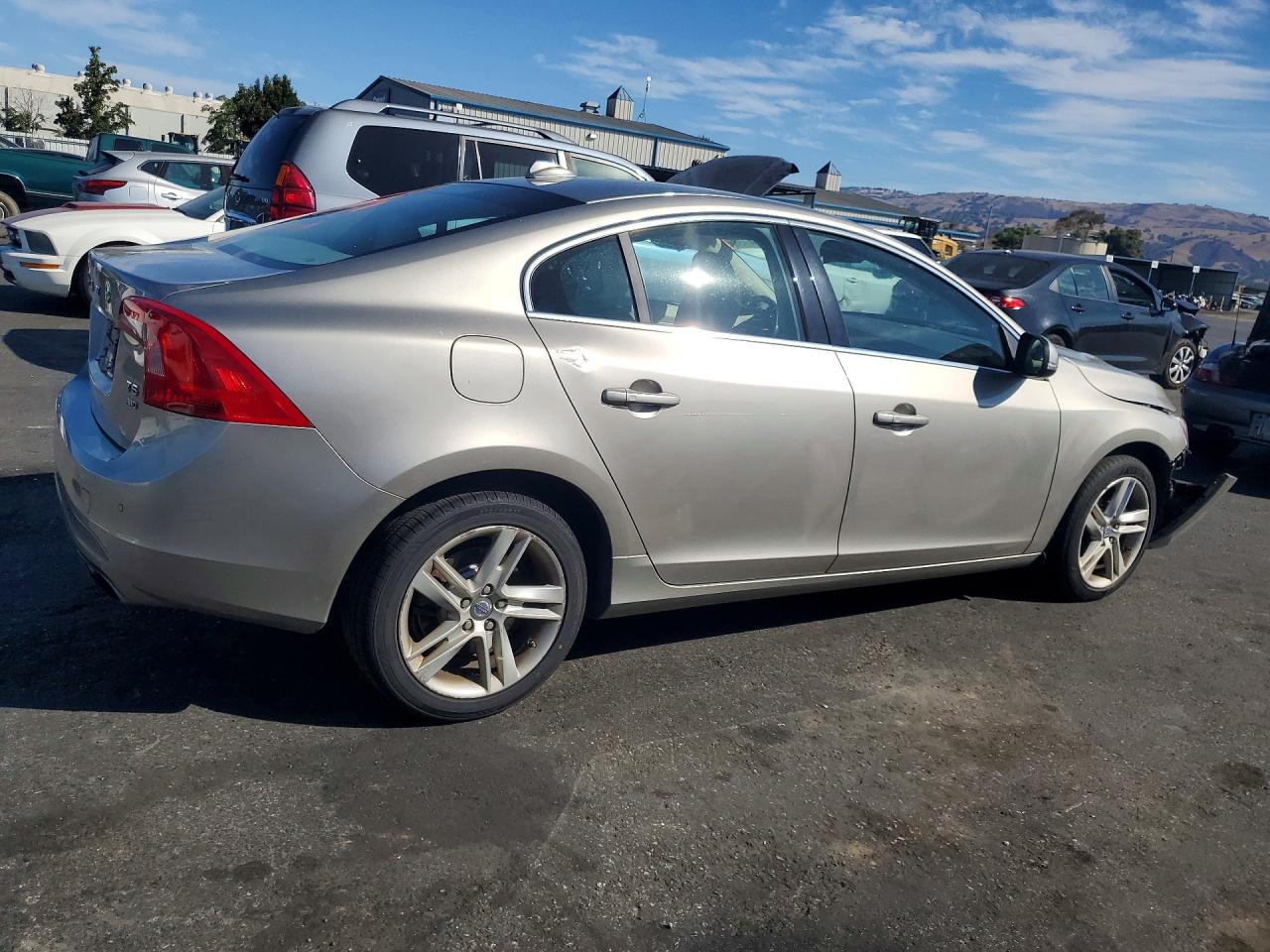 2015 Volvo S60 Premier Beige vin: YV1612TB4F1317809