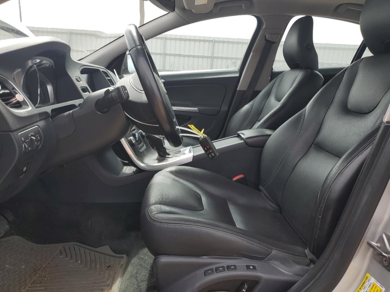 2015 Volvo S60 Premier Серебряный vin: YV1612TB4F2318372