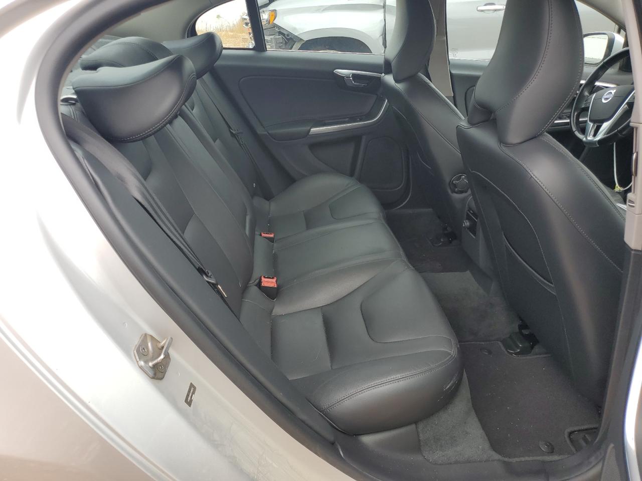 2015 Volvo S60 Premier Серебряный vin: YV1612TB4F2318372