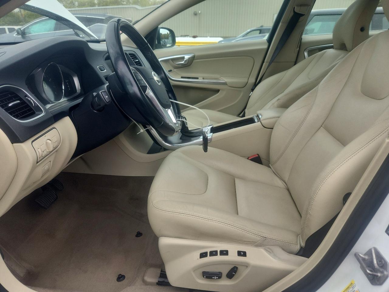 2015 Volvo S60 Premier White vin: YV1612TBXF1305132
