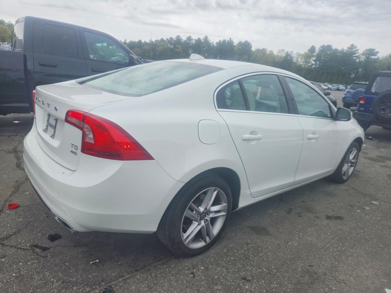 2015 Volvo S60 Premier White vin: YV1612TBXF1305132