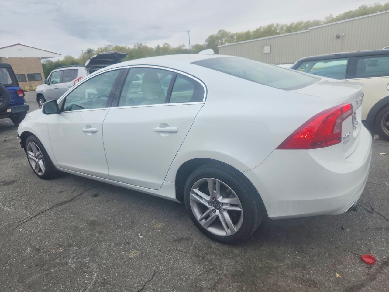 2015 Volvo S60 Premier White vin: YV1612TBXF1305132