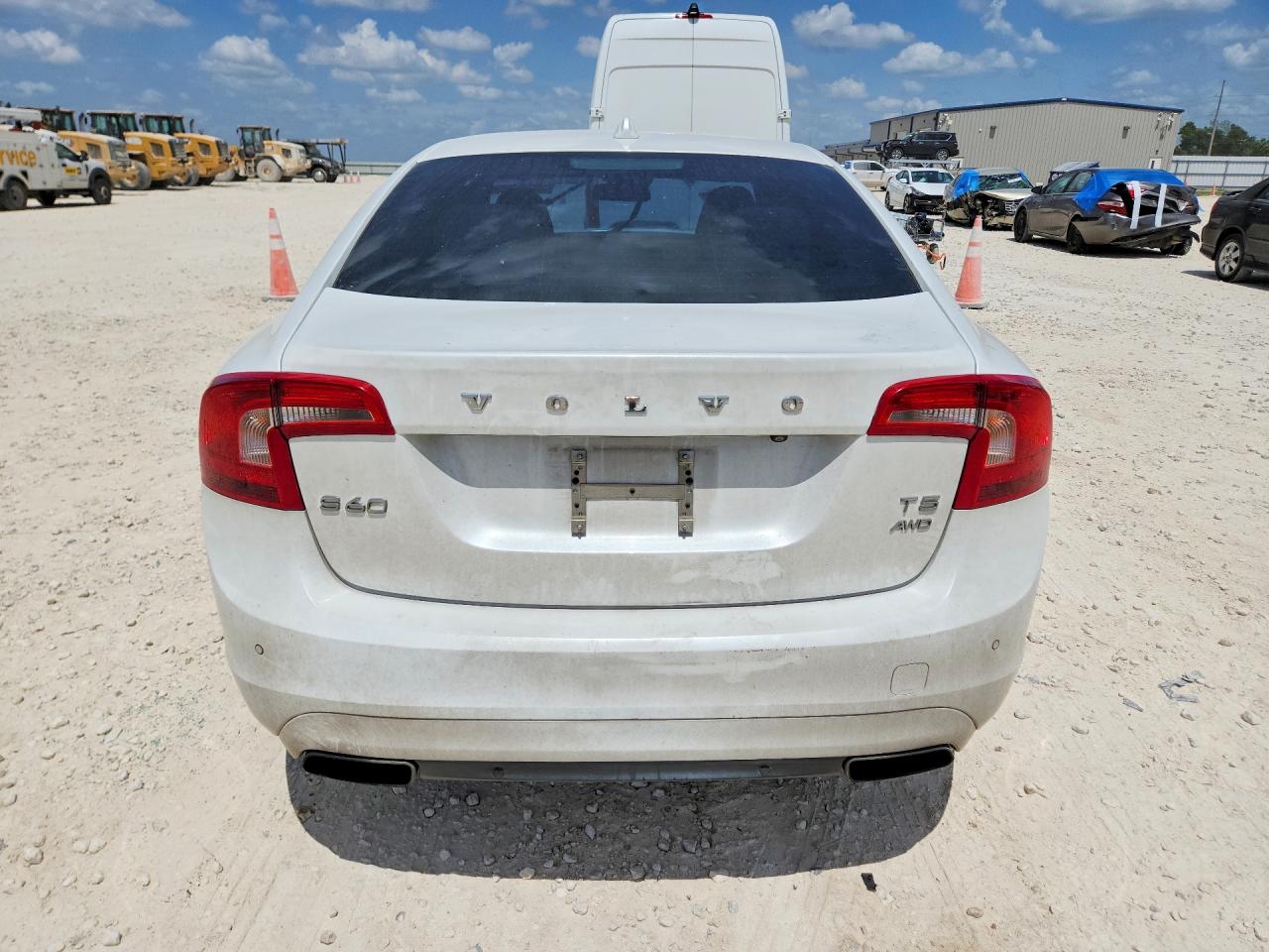 2015 Volvo S60 Platinum White vin: YV1612TD0F1318635