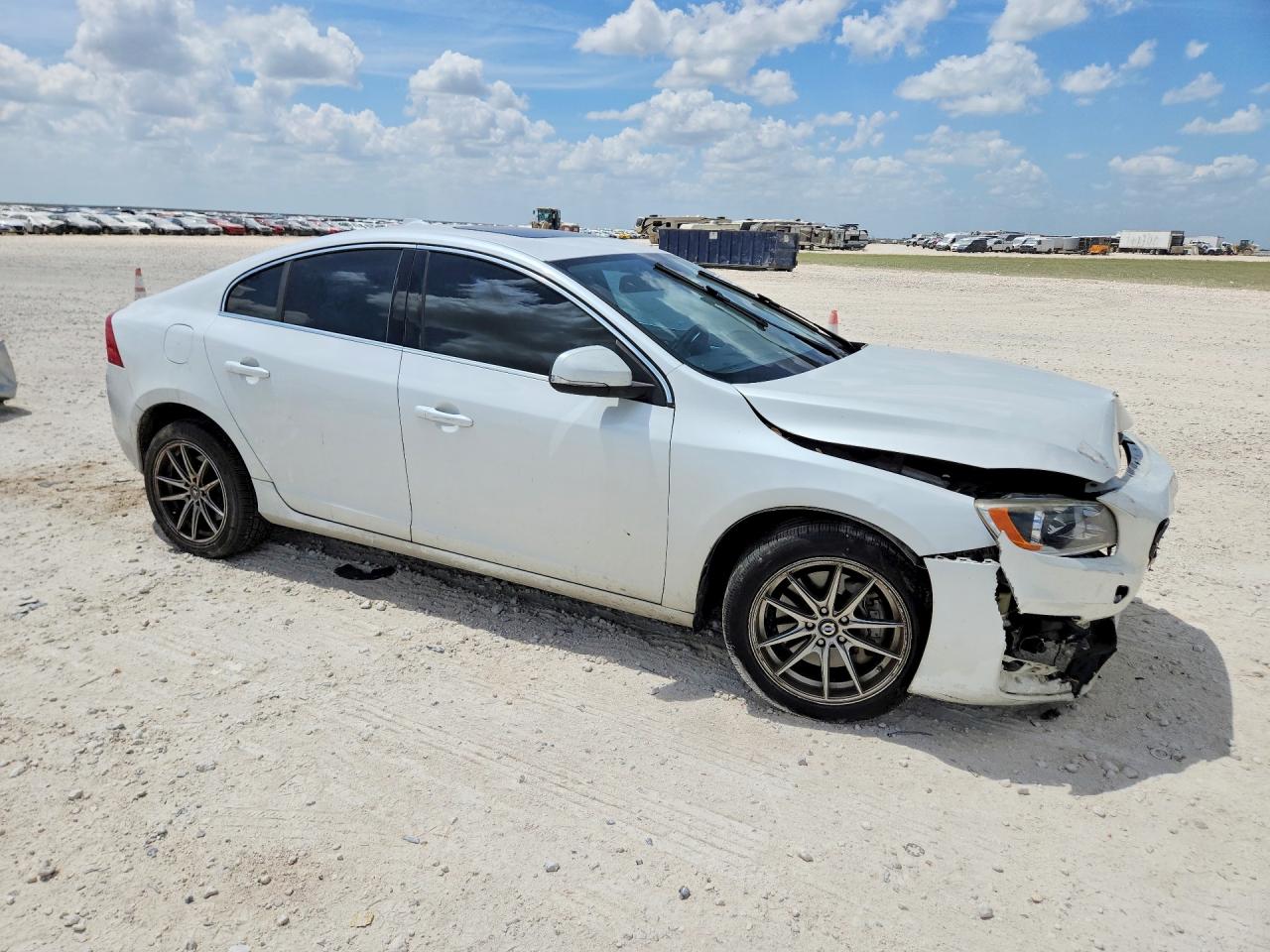 2015 Volvo S60 Platinum White vin: YV1612TD0F1318635