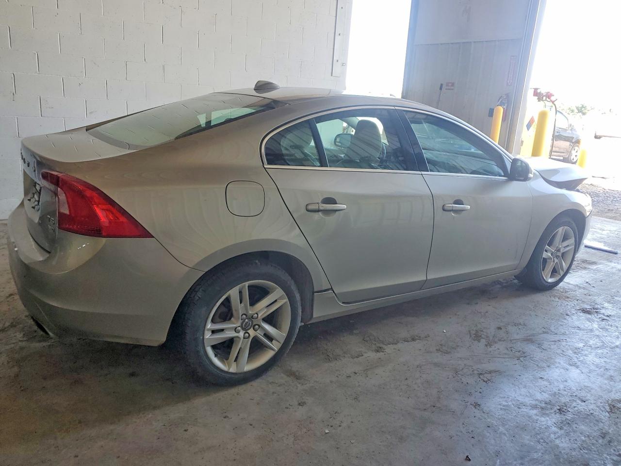 2015 Volvo S60 Premier Серебряный vin: YV1612TK3F2356904