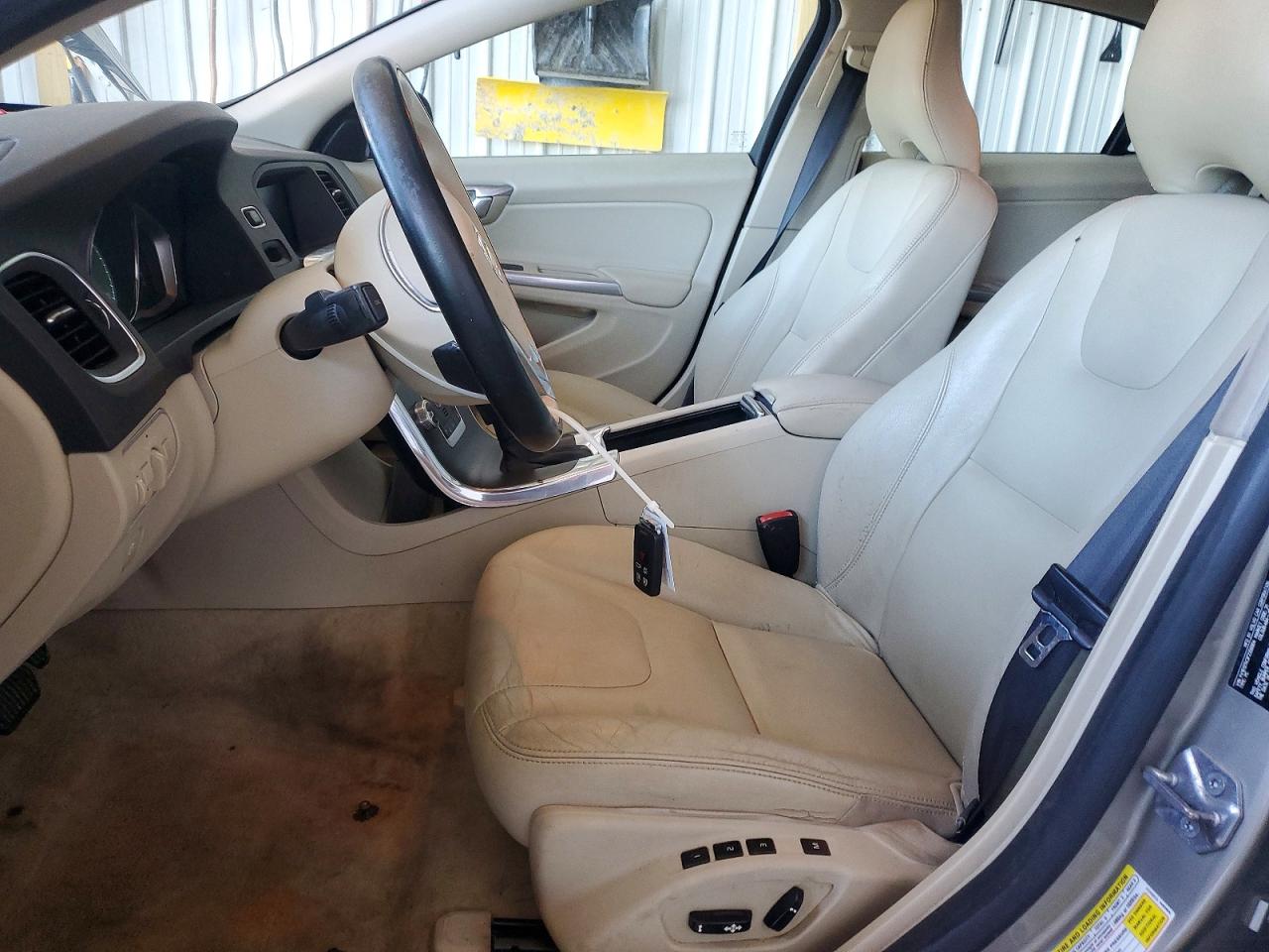2015 Volvo S60 Premier Серебряный vin: YV1612TK3F2356904