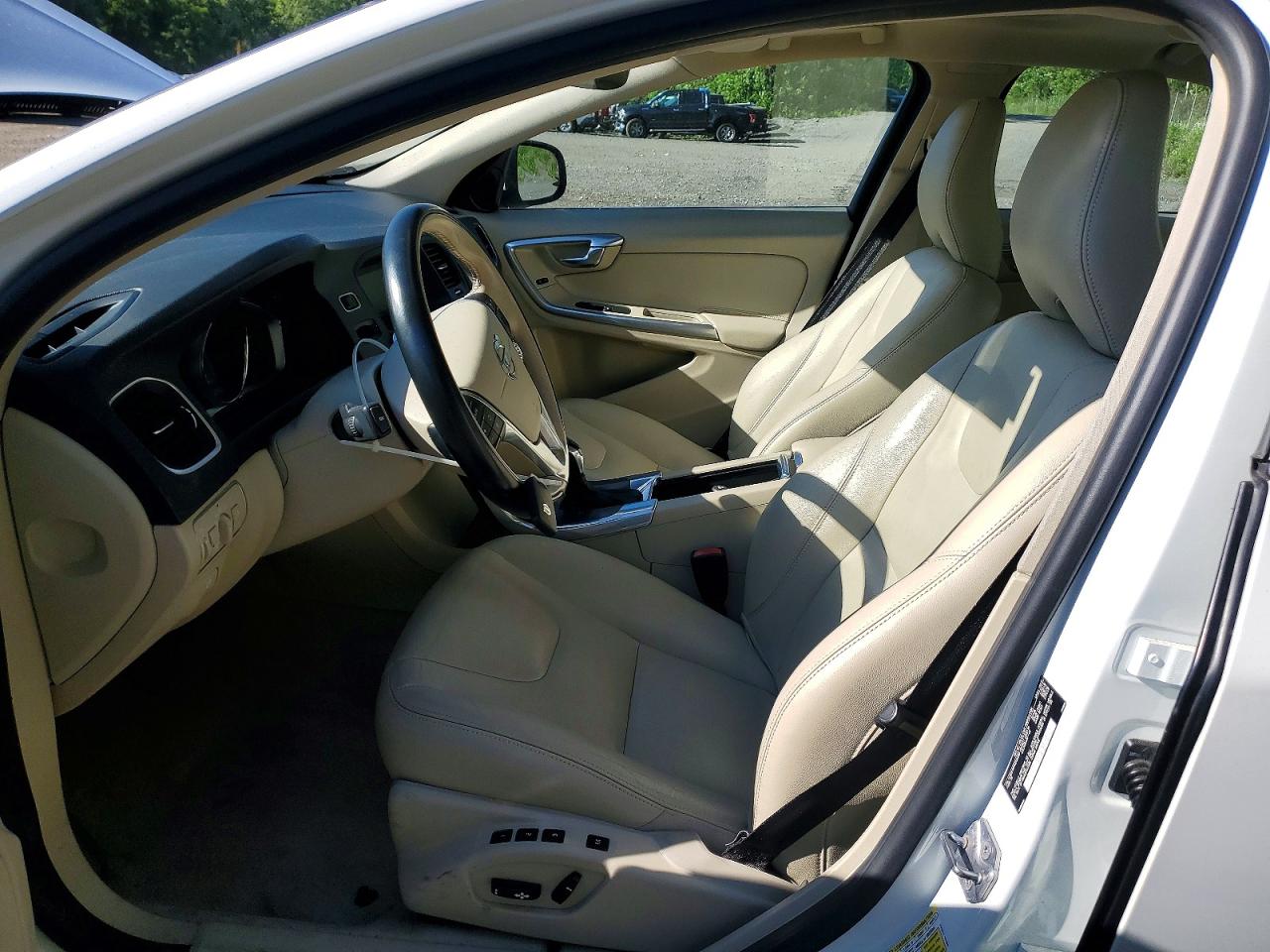 2015 Volvo S60 Premier White vin: YV1612TK7F2335022